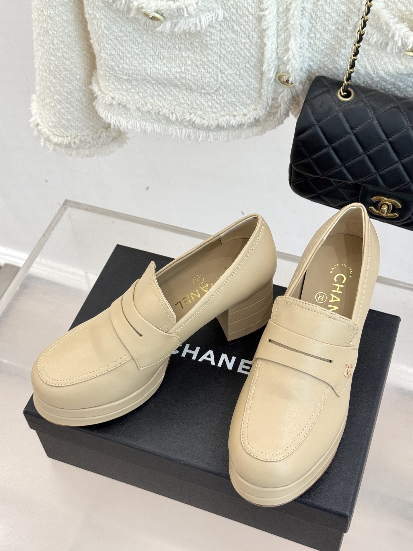 CHANE*|小香25A新品防水台高跟乐福鞋
在时尚的璀璨星河里 香家始终是那熠熠生辉的存在
不断以先