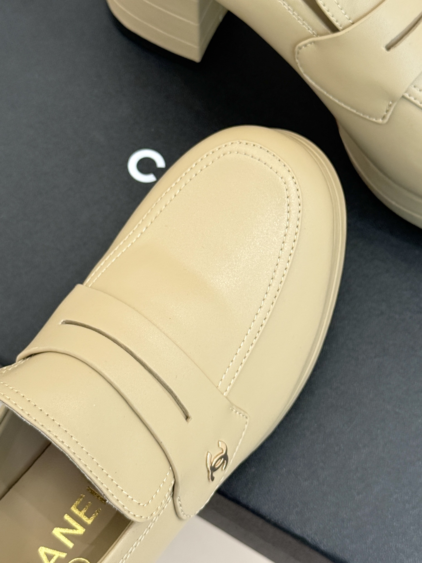 CHANE*|小香25A新品防水台高跟乐福鞋
在时尚的璀璨星河里 香家始终是那熠熠生辉的存在
不断以先