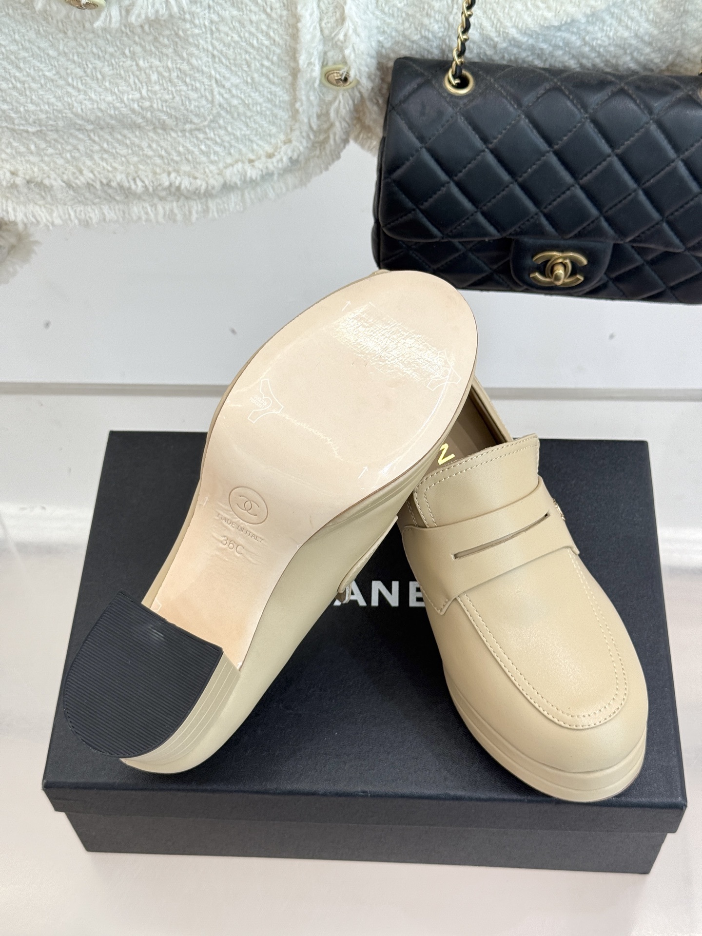 CHANE*|小香25A新品防水台高跟乐福鞋
在时尚的璀璨星河里 香家始终是那熠熠生辉的存在
不断以先