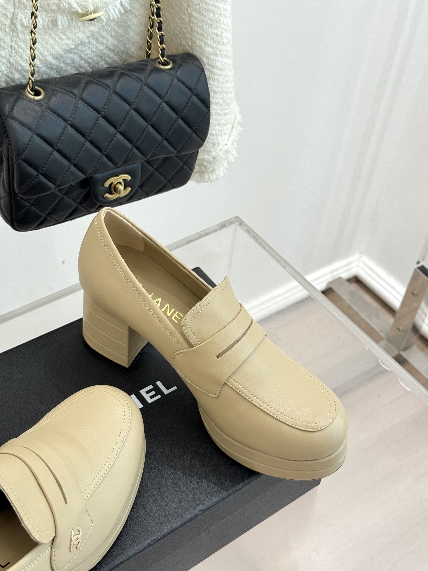 CHANE*|小香25A新品防水台高跟乐福鞋
在时尚的璀璨星河里 香家始终是那熠熠生辉的存在
不断以先