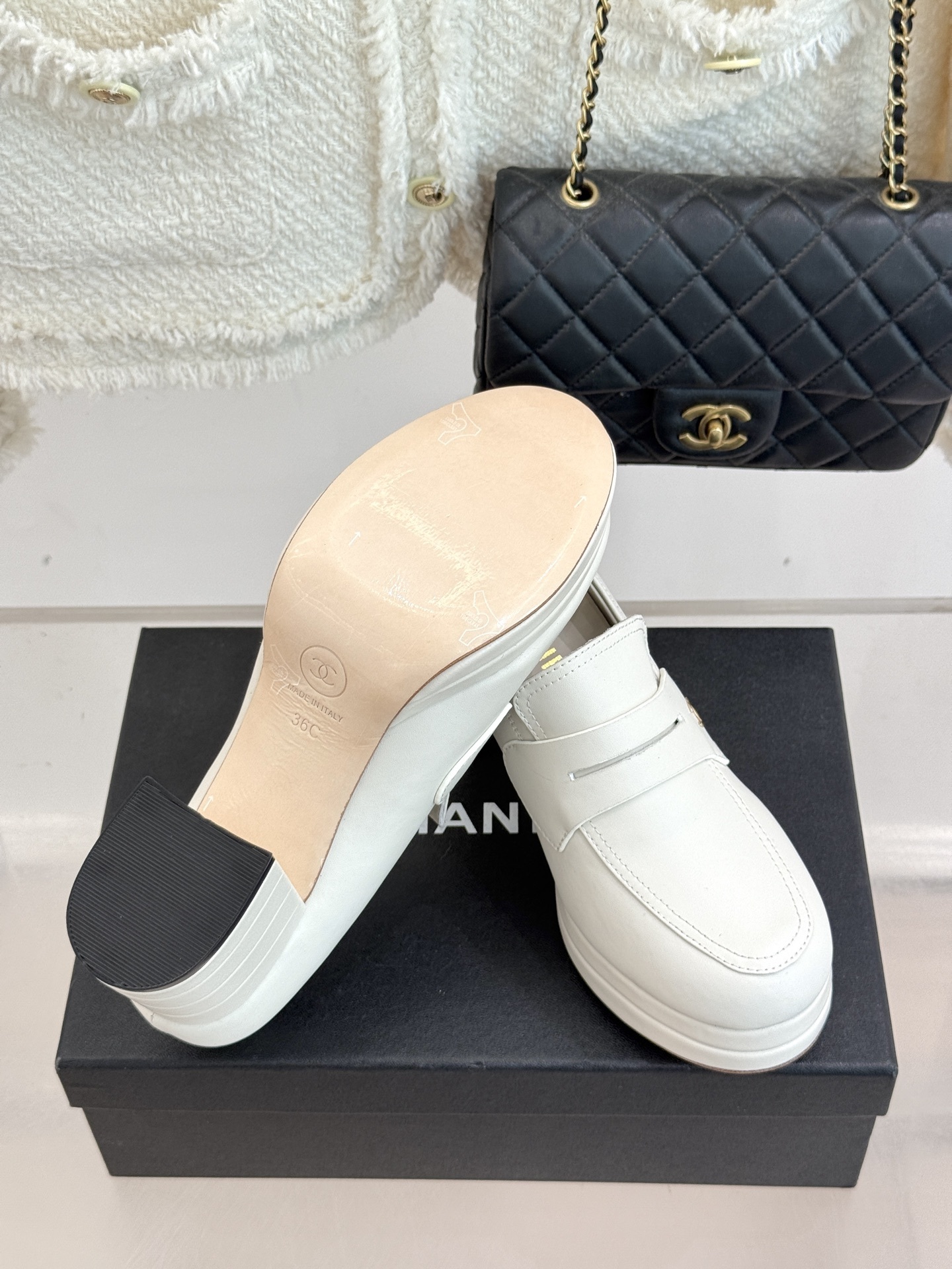 CHANE*|小香25A新品防水台高跟乐福鞋
在时尚的璀璨星河里 香家始终是那熠熠生辉的存在
不断以先