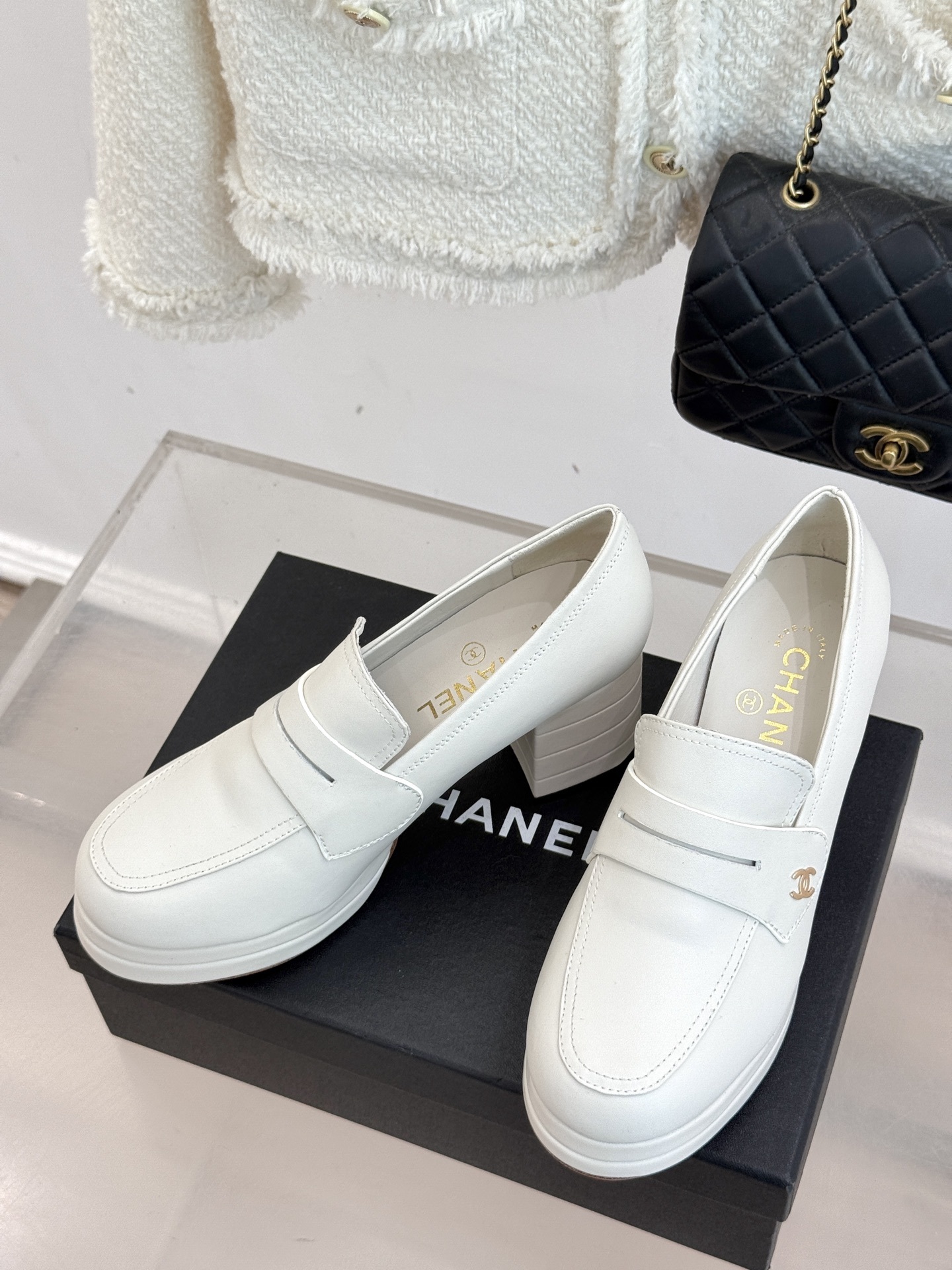 CHANE*|小香25A新品防水台高跟乐福鞋
在时尚的璀璨星河里 香家始终是那熠熠生辉的存在
不断以先