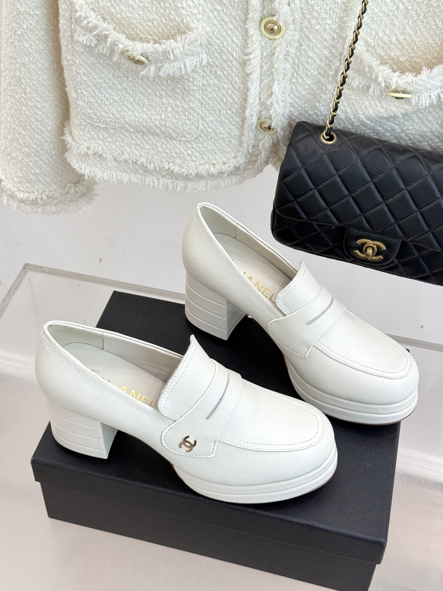 CHANE*|小香25A新品防水台高跟乐福鞋
在时尚的璀璨星河里 香家始终是那熠熠生辉的存在
不断以先