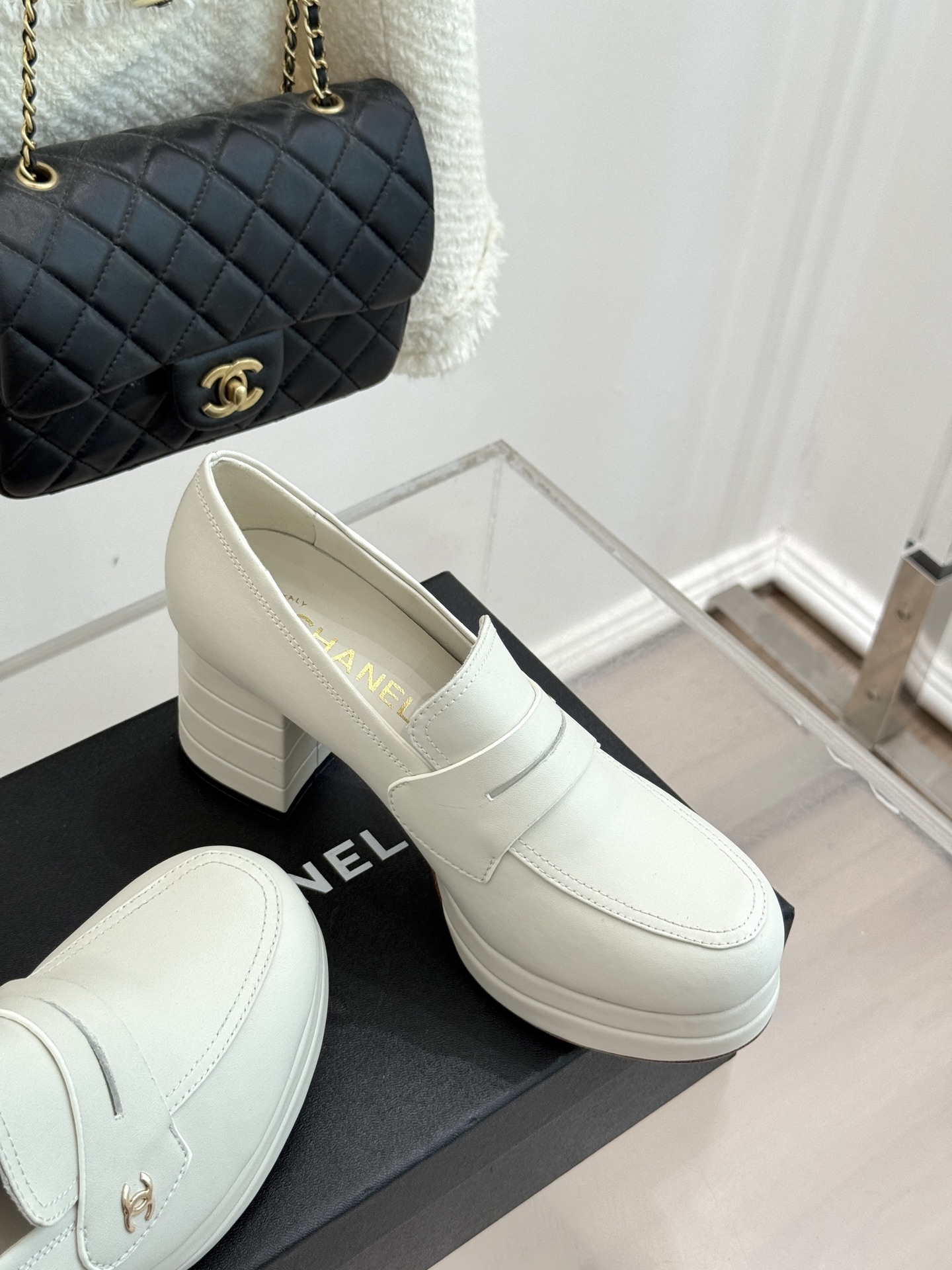CHANE*|小香25A新品防水台高跟乐福鞋
在时尚的璀璨星河里 香家始终是那熠熠生辉的存在
不断以先