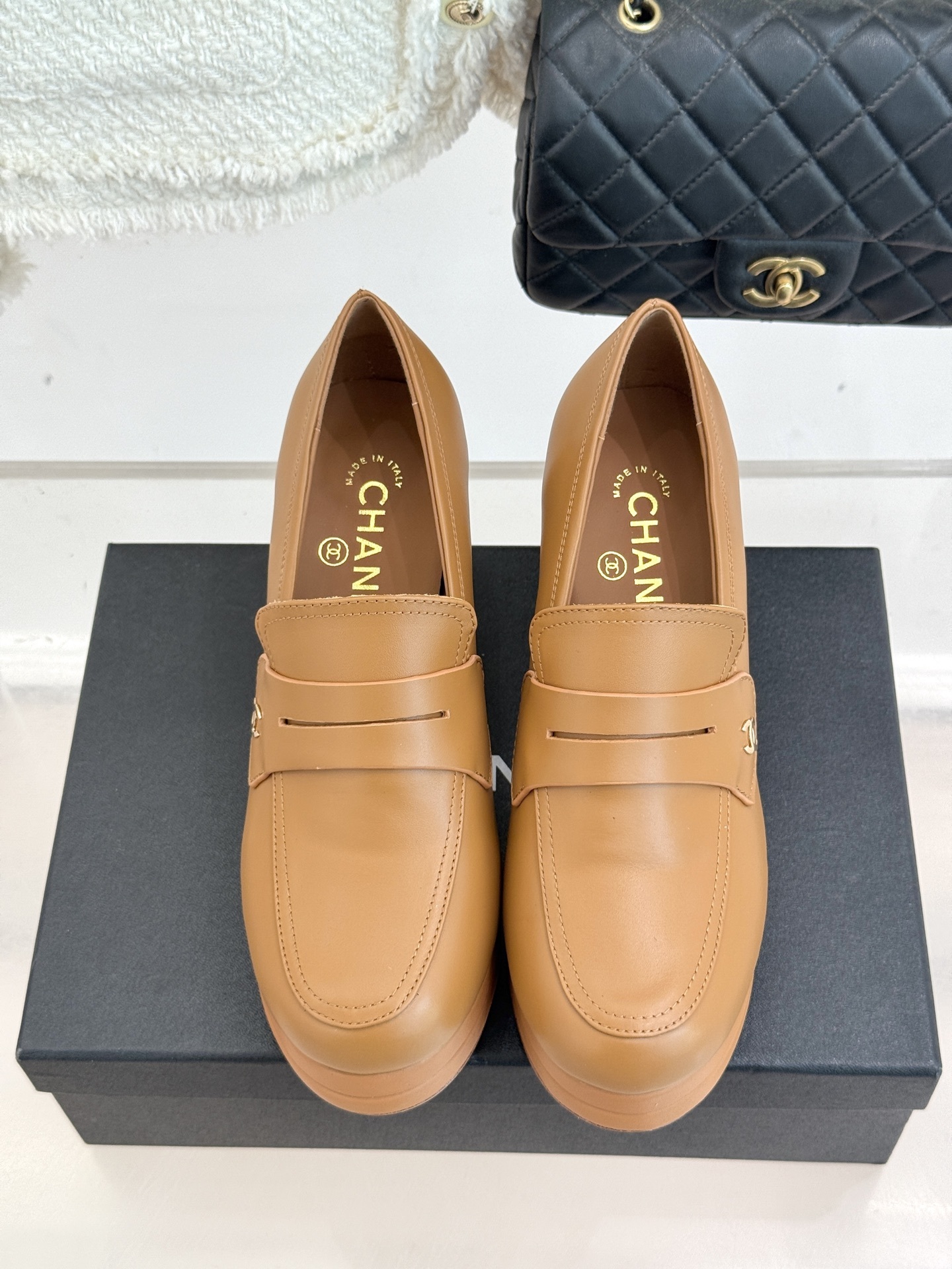 CHANE*|小香25A新品防水台高跟乐福鞋
在时尚的璀璨星河里 香家始终是那熠熠生辉的存在
不断以先