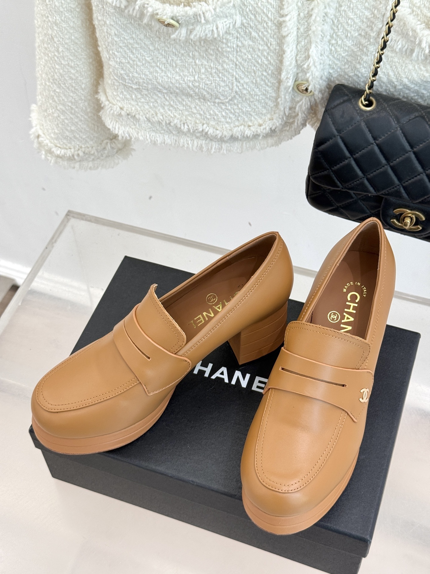 CHANE*|小香25A新品防水台高跟乐福鞋
在时尚的璀璨星河里 香家始终是那熠熠生辉的存在
不断以先