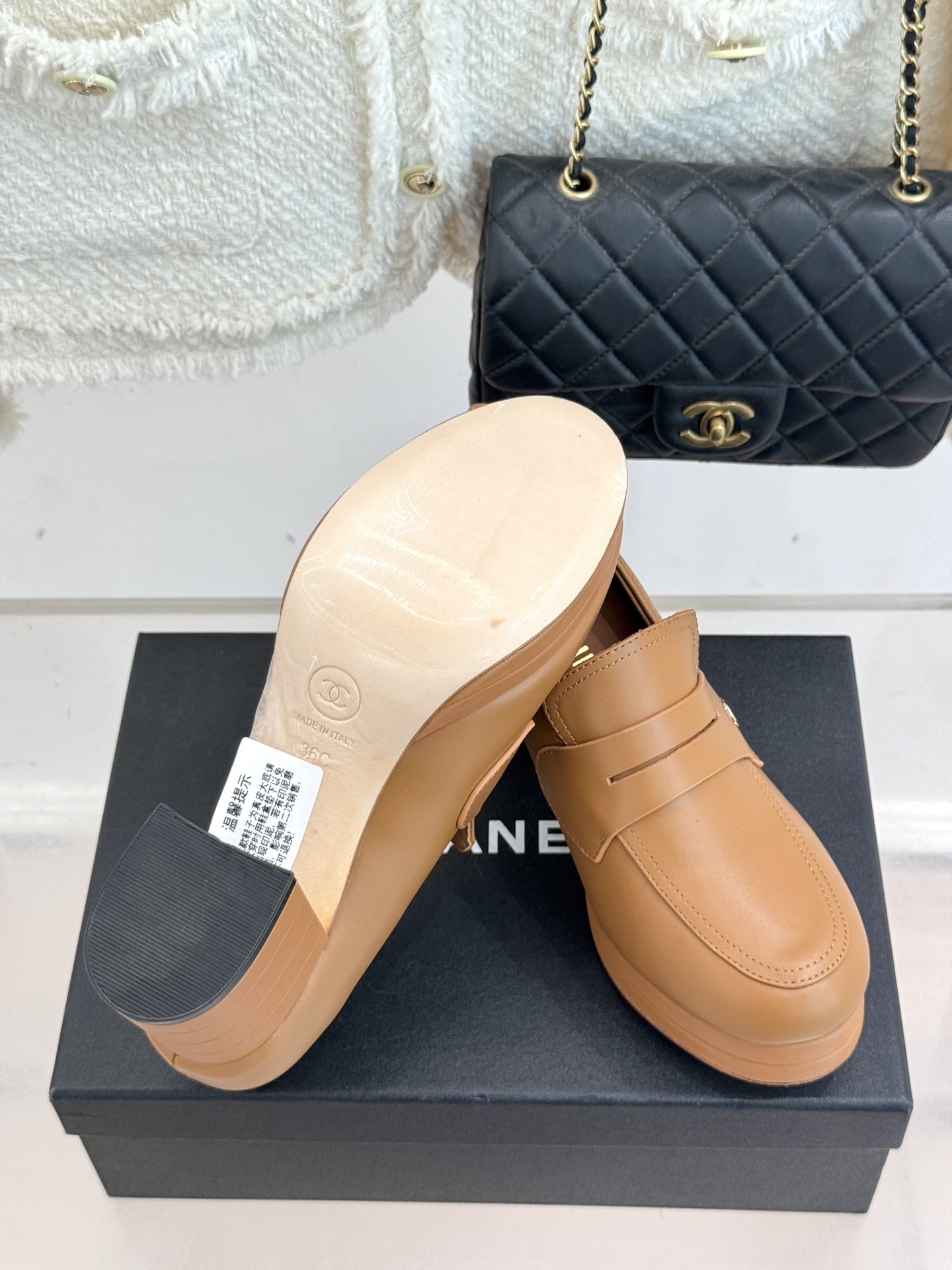 CHANE*|小香25A新品防水台高跟乐福鞋
在时尚的璀璨星河里 香家始终是那熠熠生辉的存在
不断以先