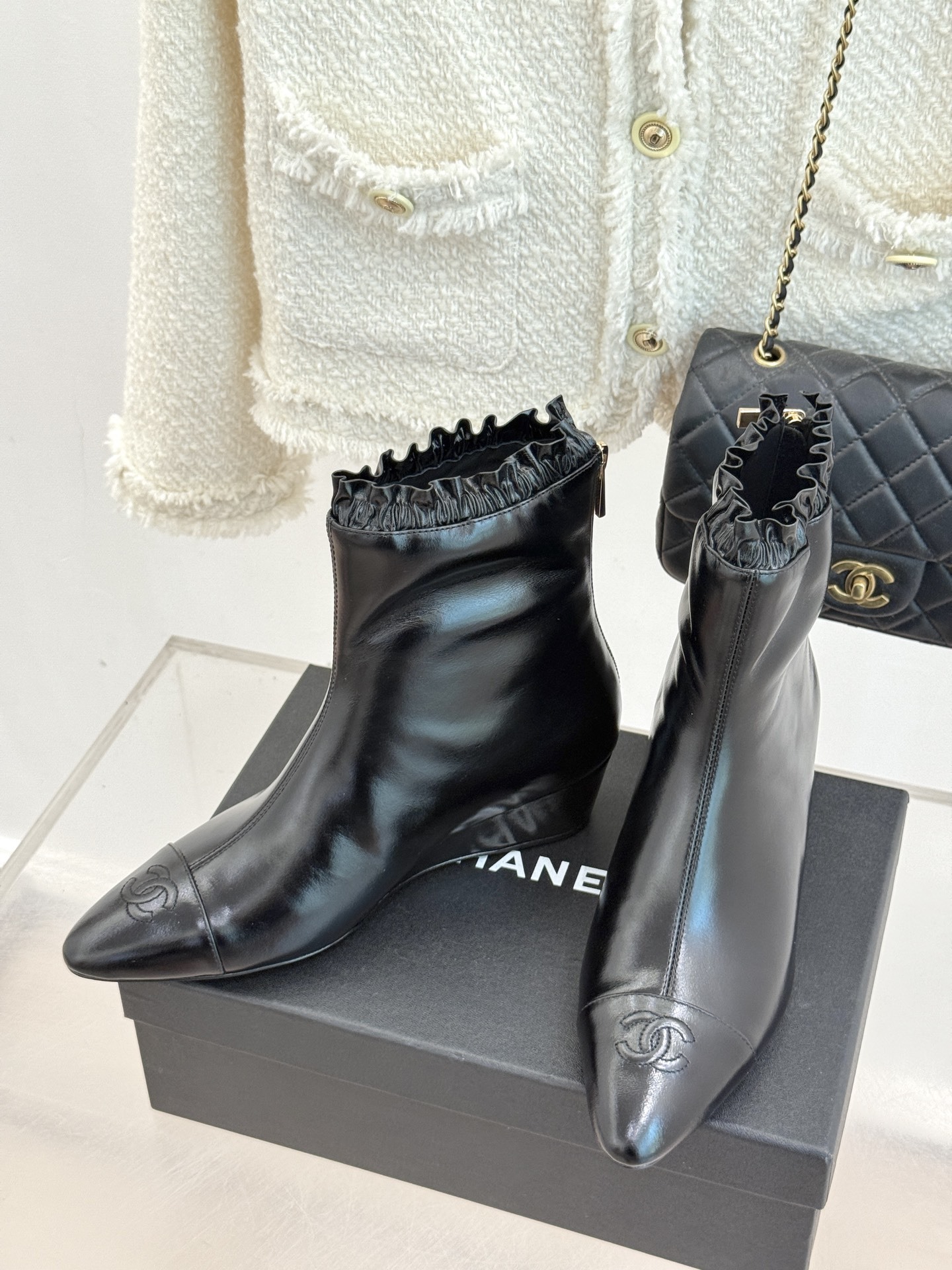 CHANE*|小香25A新品尖头双C拼色坡跟短靴
当经典的双C标志与先锋的拼色设计激情碰撞
为2025