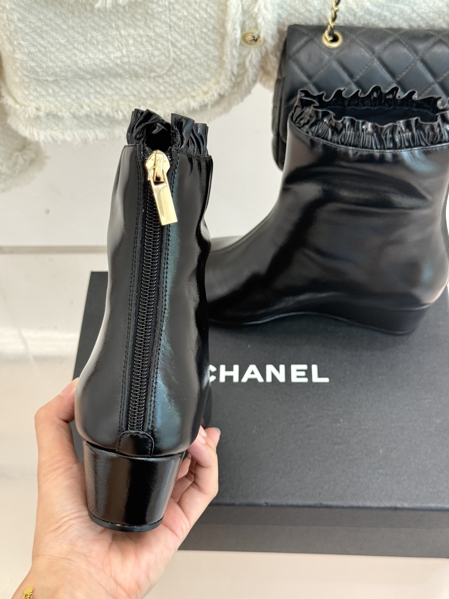 CHANE*|小香25A新品尖头双C拼色坡跟短靴
当经典的双C标志与先锋的拼色设计激情碰撞
为2025