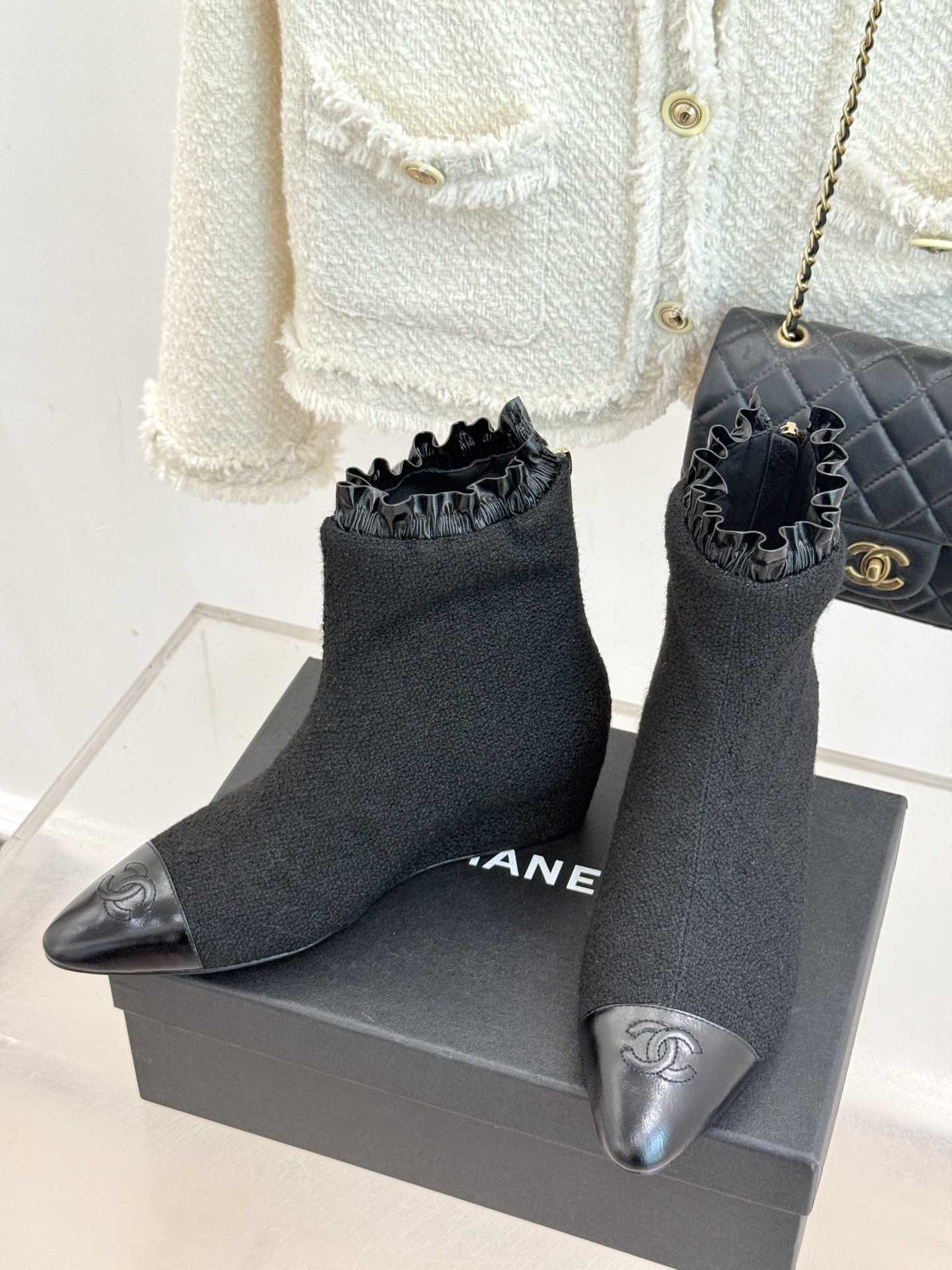 CHANE*|小香25A新品尖头双C拼色坡跟短靴
当经典的双C标志与先锋的拼色设计激情碰撞
为2025