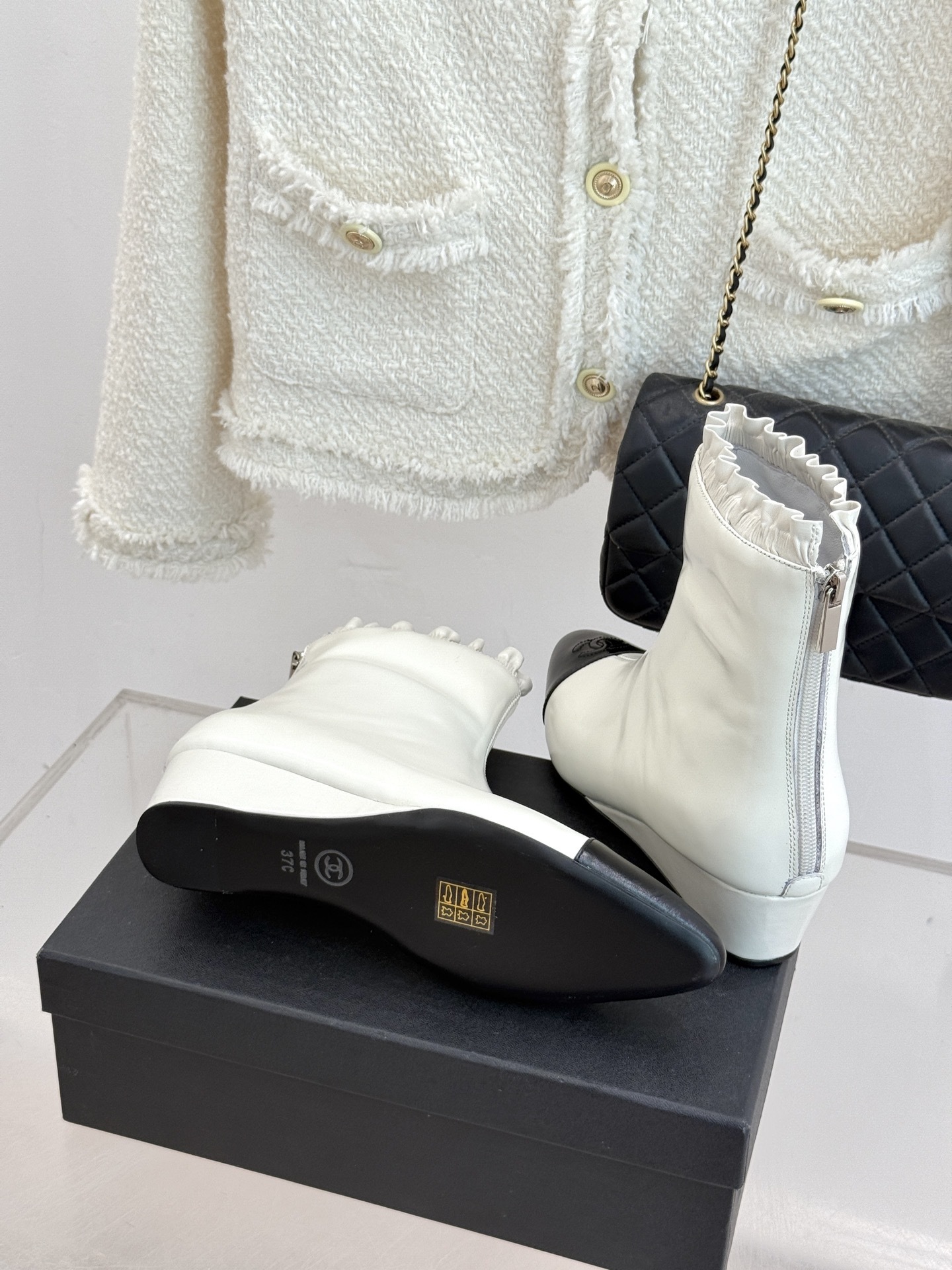 CHANE*|小香25A新品尖头双C拼色坡跟短靴
当经典的双C标志与先锋的拼色设计激情碰撞
为2025
