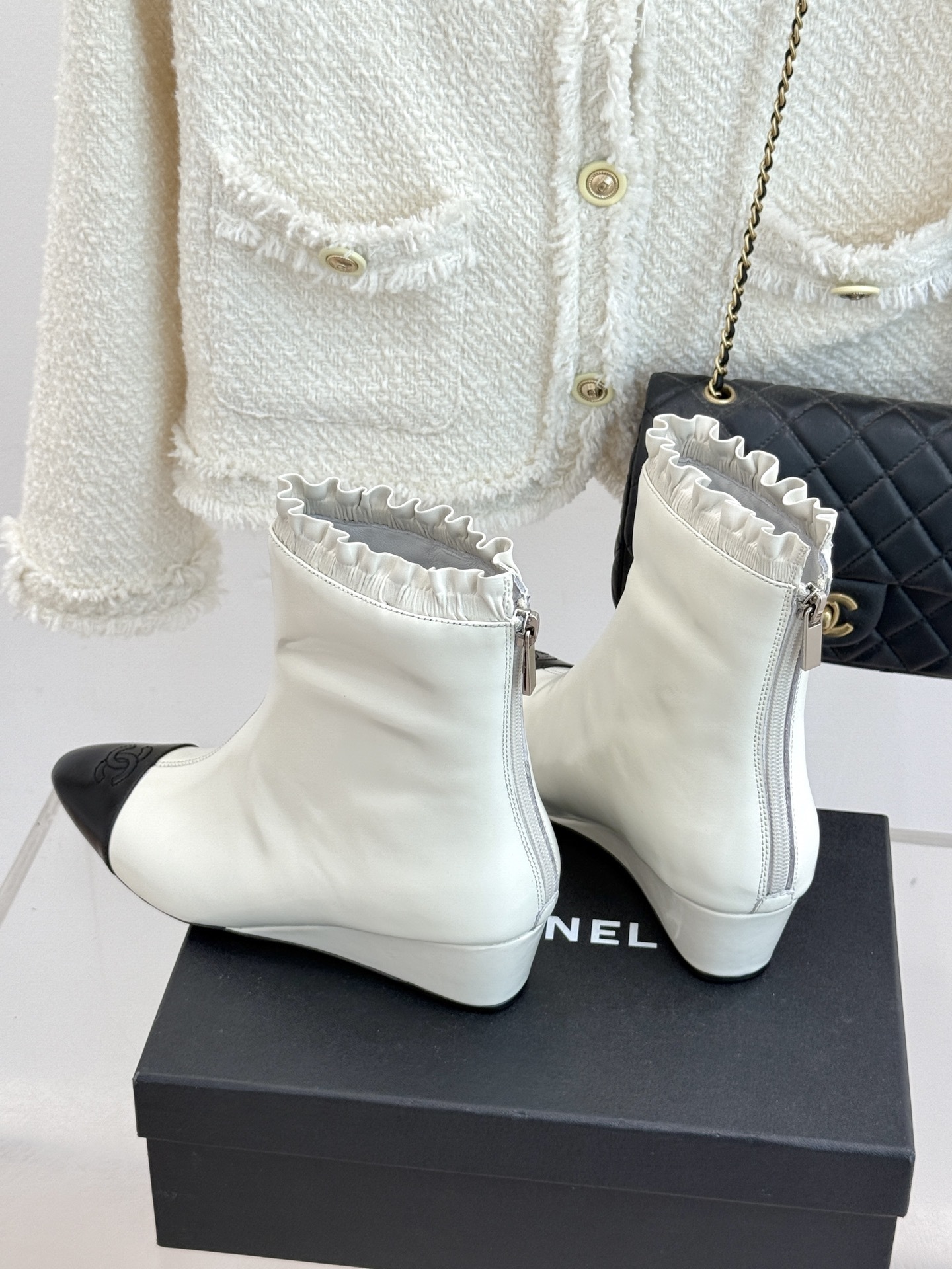 CHANE*|小香25A新品尖头双C拼色坡跟短靴
当经典的双C标志与先锋的拼色设计激情碰撞
为2025