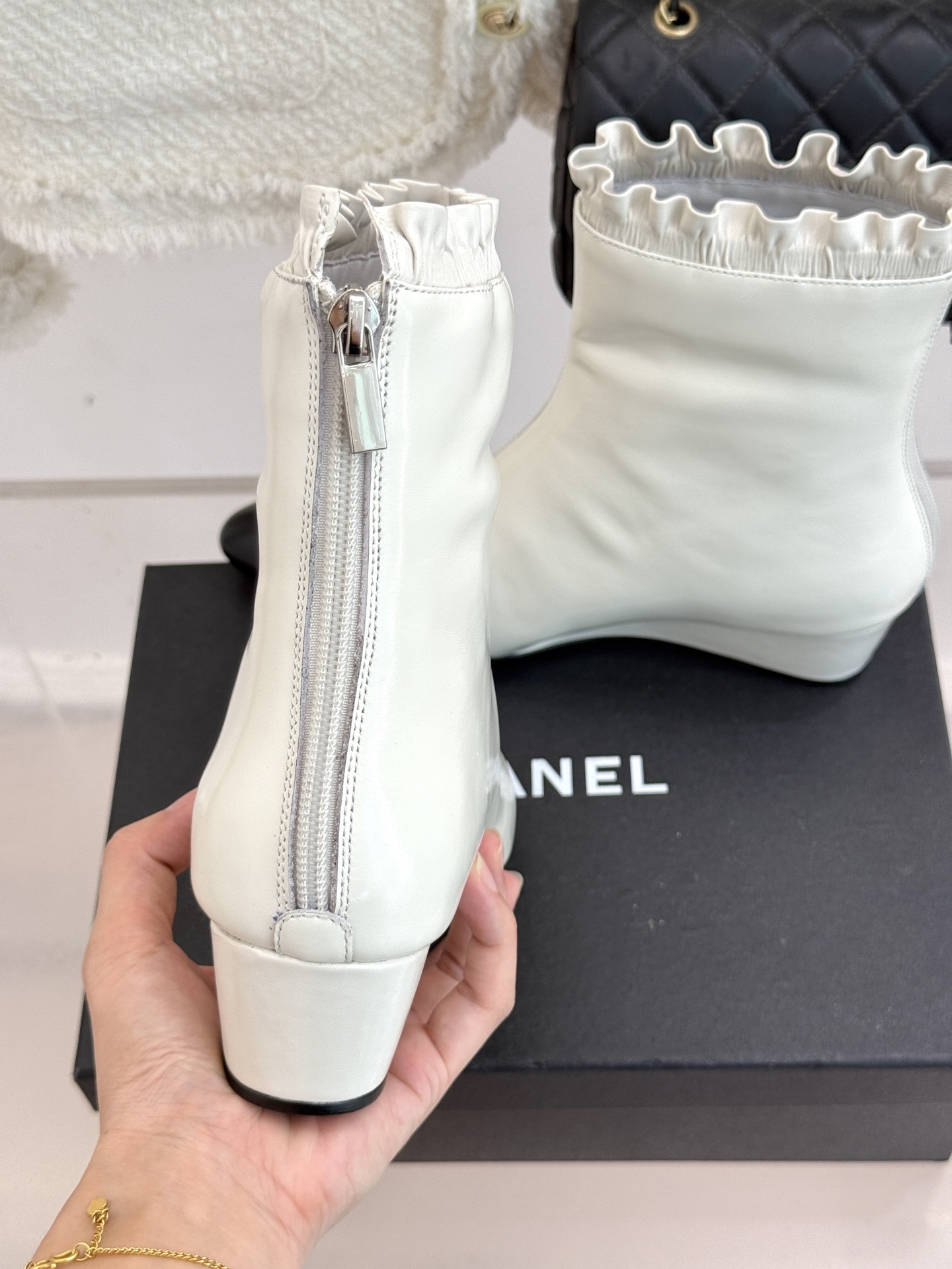 CHANE*|小香25A新品尖头双C拼色坡跟短靴
当经典的双C标志与先锋的拼色设计激情碰撞
为2025