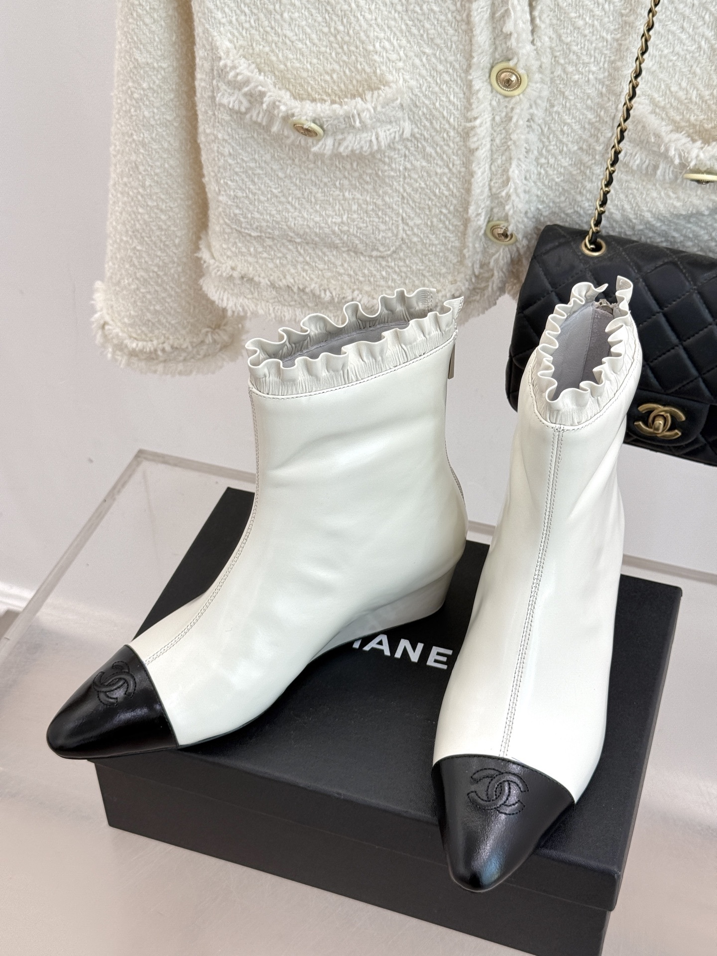 CHANE*|小香25A新品尖头双C拼色坡跟短靴
当经典的双C标志与先锋的拼色设计激情碰撞
为2025