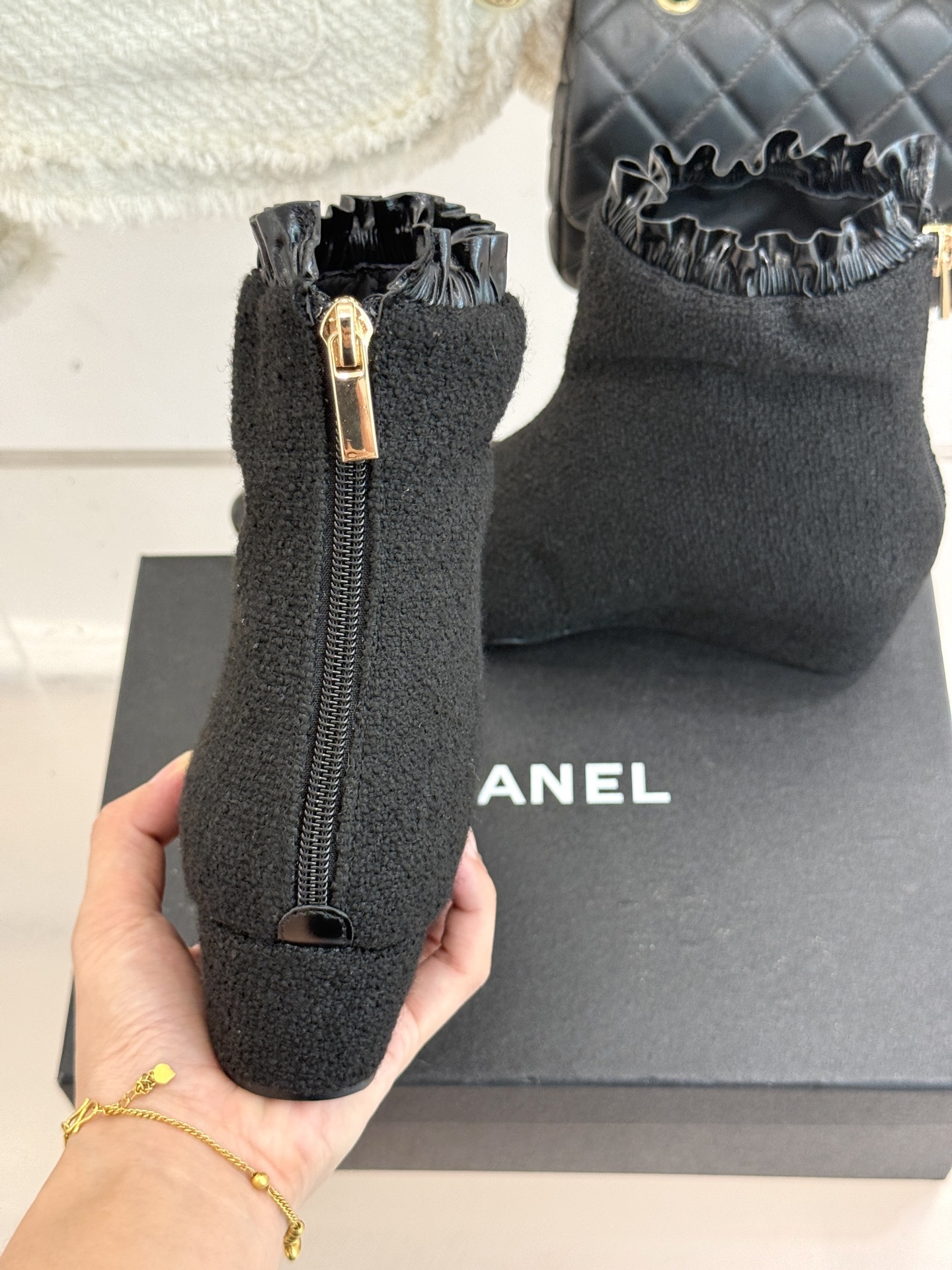 CHANE*|小香25A新品尖头双C拼色坡跟短靴
当经典的双C标志与先锋的拼色设计激情碰撞
为2025
