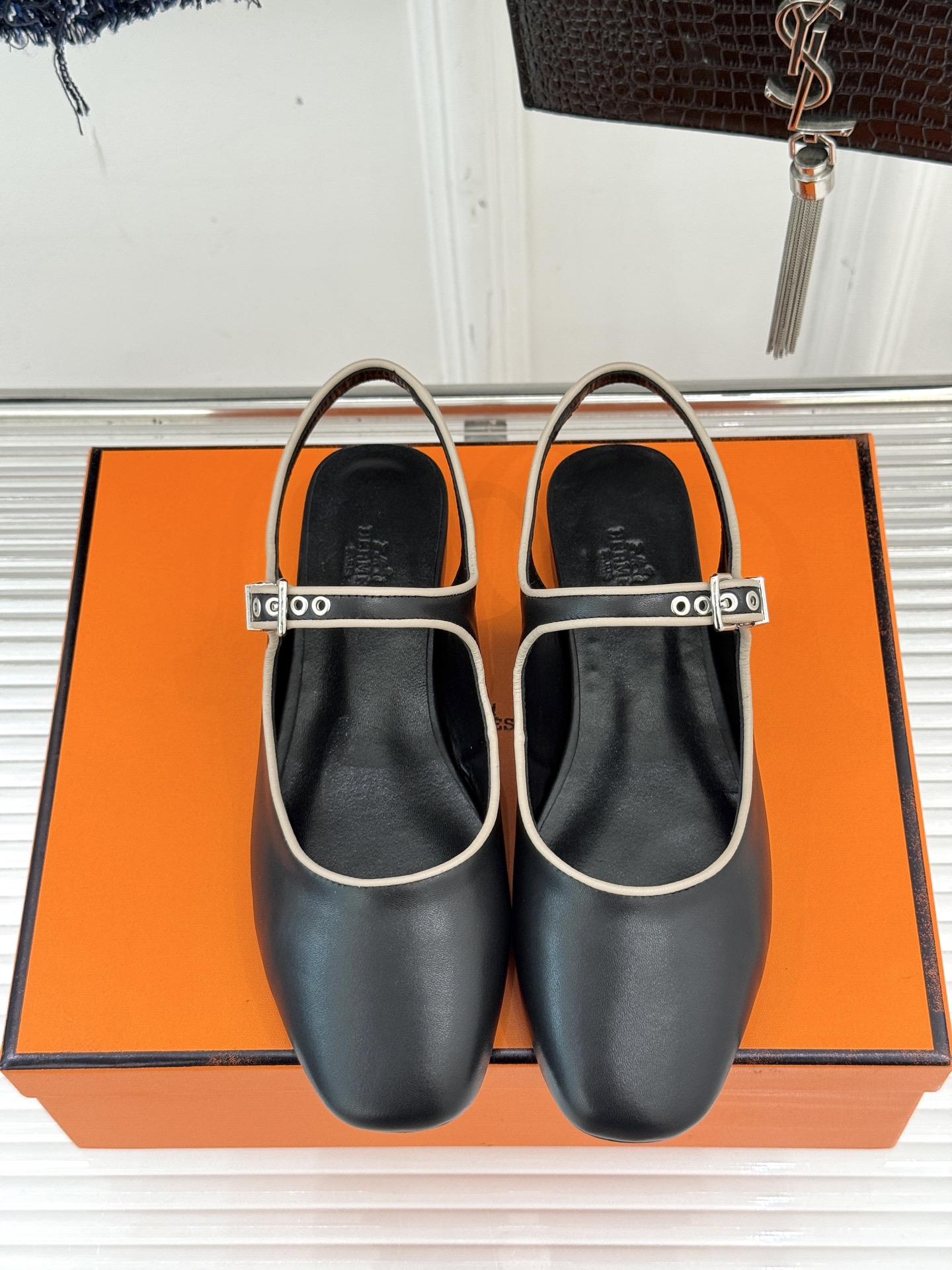 
Hermès/爱马仕25WF新品复古后空
平底凉鞋
今年夏天H家的凉鞋成功在时尚圈杀疯了
入手之后我只