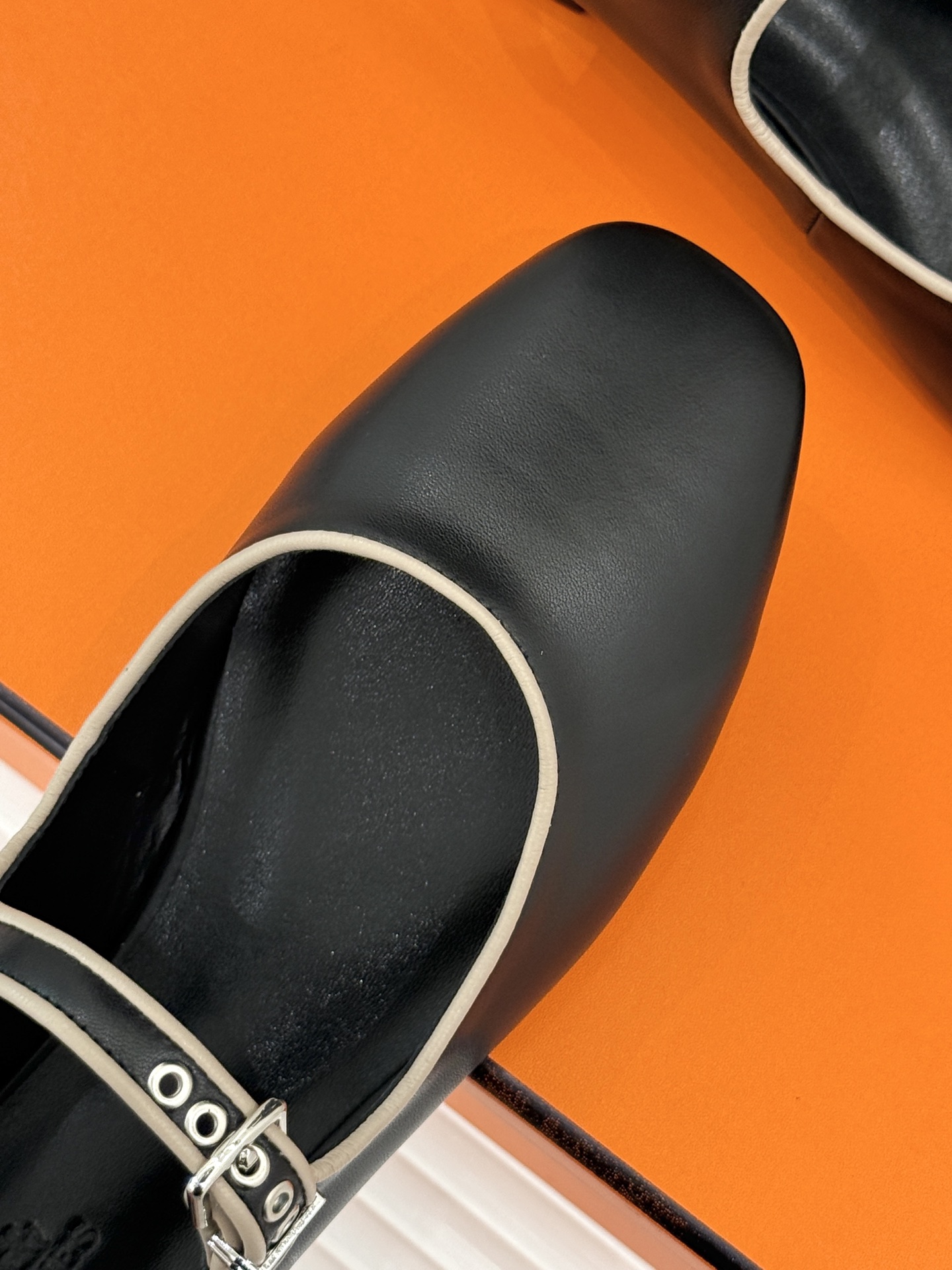 
Hermès/爱马仕25WF新品复古后空
平底凉鞋
今年夏天H家的凉鞋成功在时尚圈杀疯了
入手之后我只