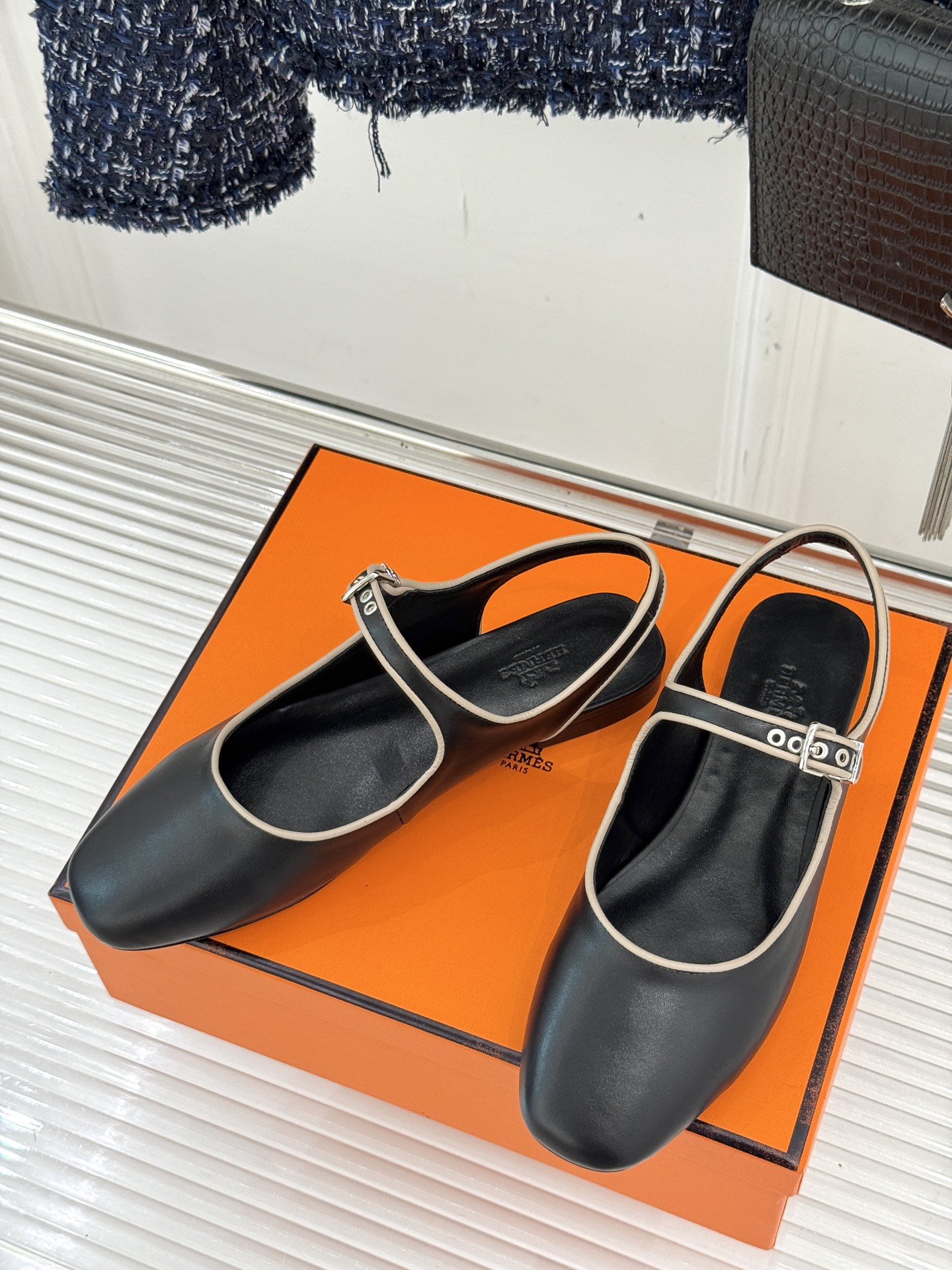 
Hermès/爱马仕25WF新品复古后空
平底凉鞋
今年夏天H家的凉鞋成功在时尚圈杀疯了
入手之后我只
