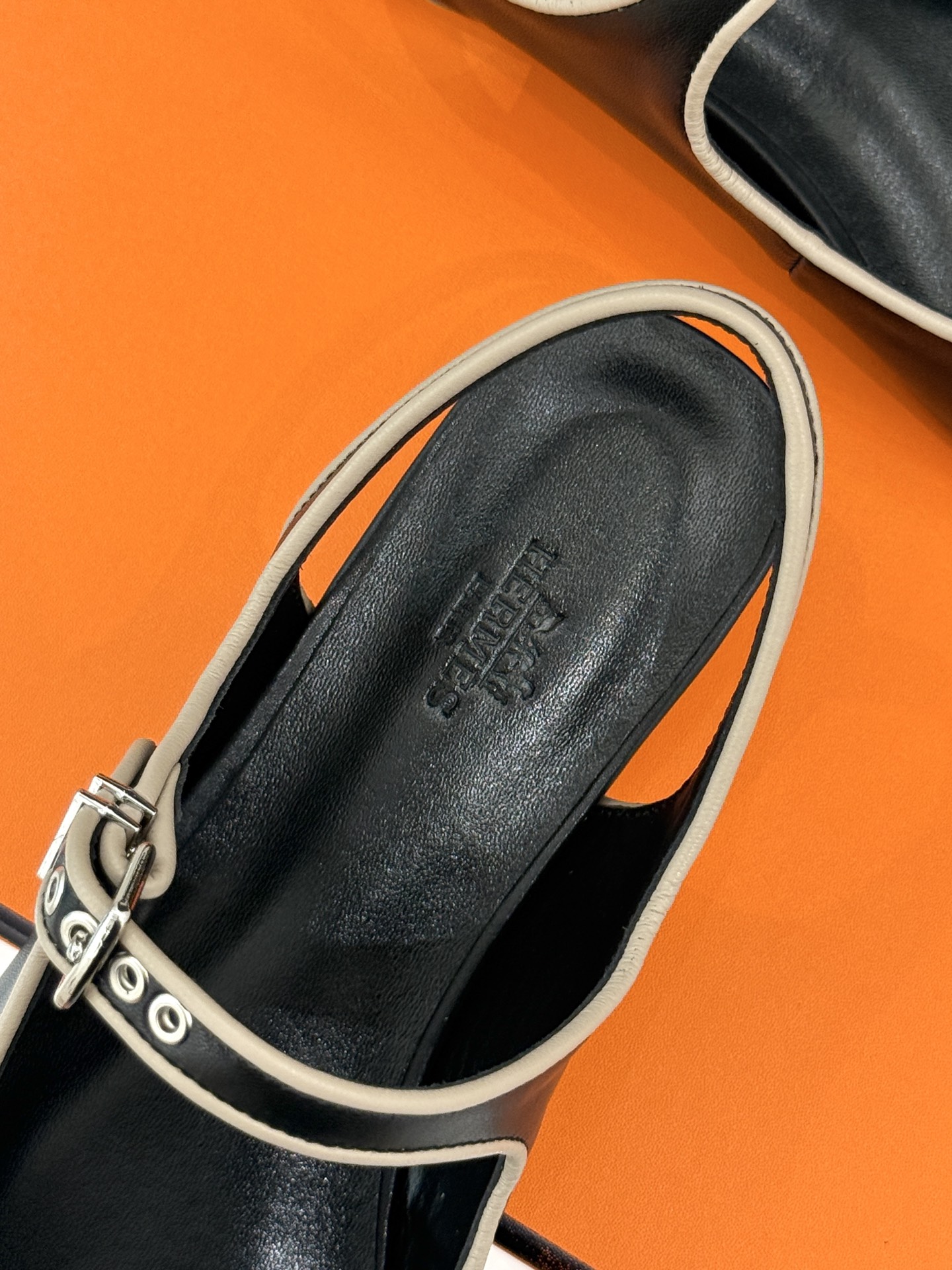 
Hermès/爱马仕25WF新品复古后空
平底凉鞋
今年夏天H家的凉鞋成功在时尚圈杀疯了
入手之后我只