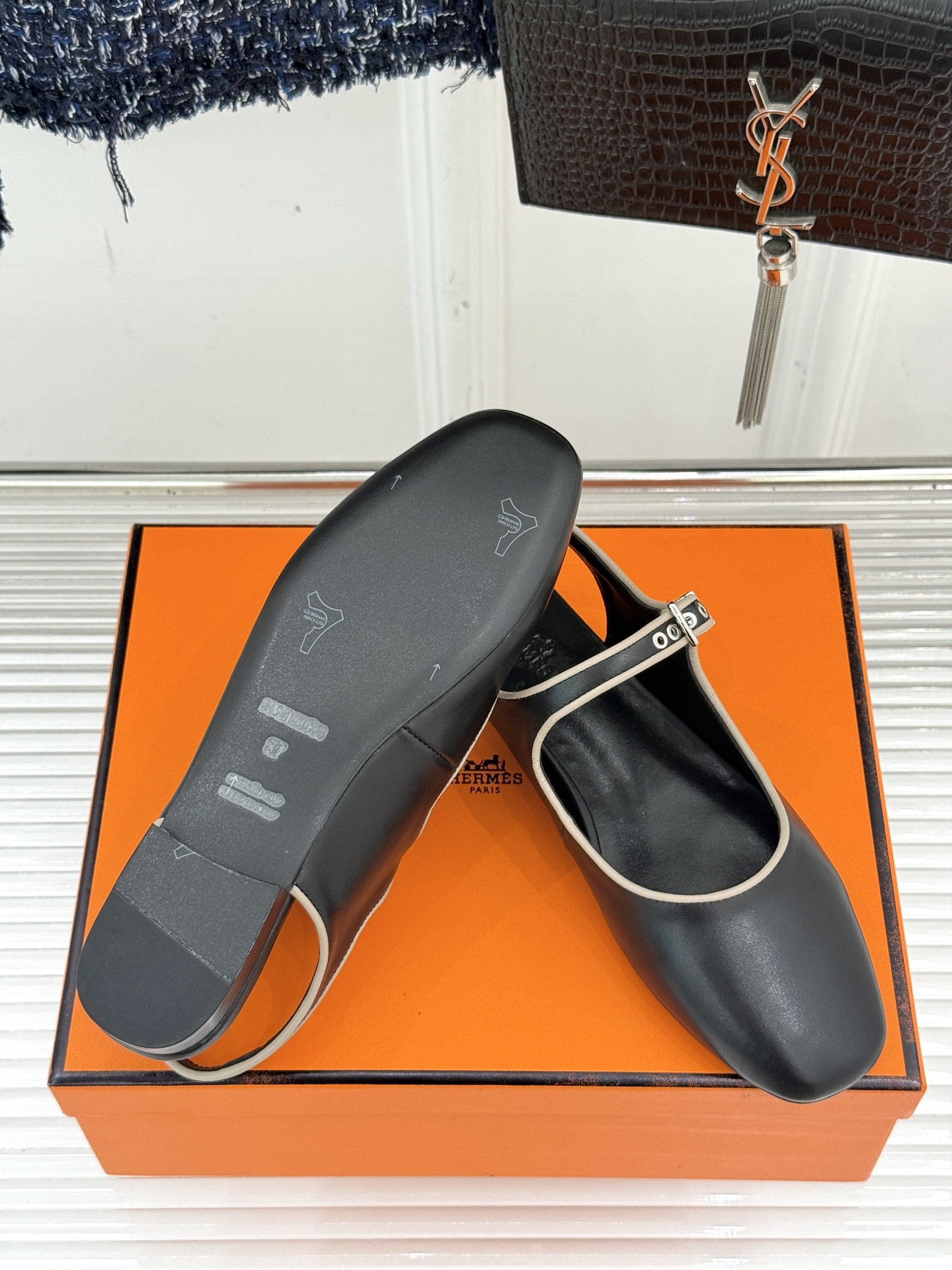 
Hermès/爱马仕25WF新品复古后空
平底凉鞋
今年夏天H家的凉鞋成功在时尚圈杀疯了
入手之后我只