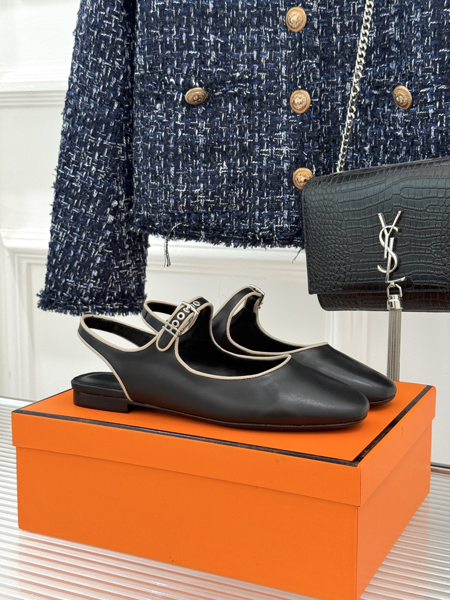 
Hermès/爱马仕25WF新品复古后空
平底凉鞋
今年夏天H家的凉鞋成功在时尚圈杀疯了
入手之后我只