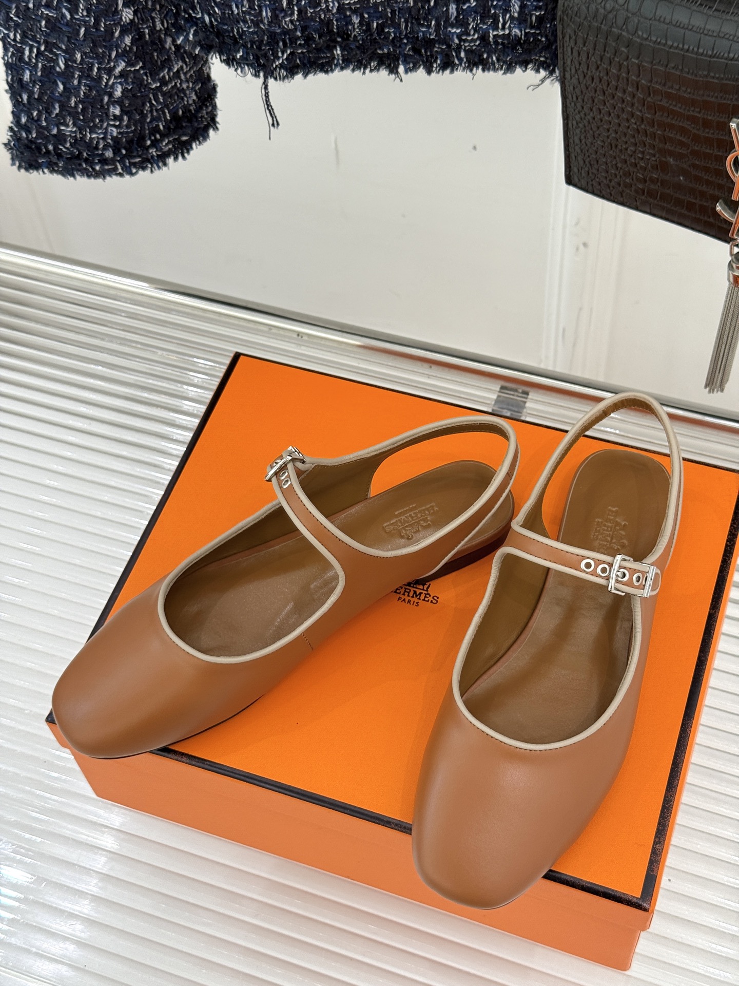 
Hermès/爱马仕25WF新品复古后空
平底凉鞋
今年夏天H家的凉鞋成功在时尚圈杀疯了
入手之后我只