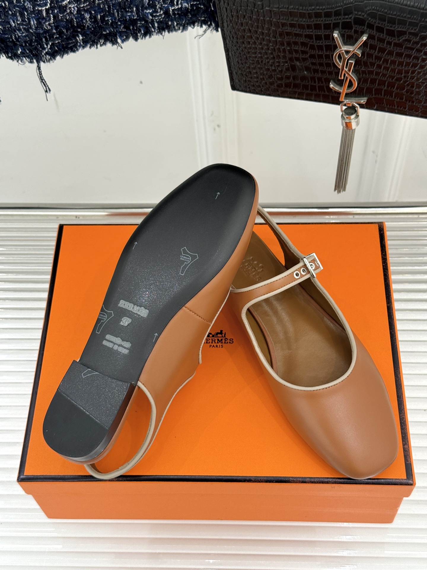 
Hermès/爱马仕25WF新品复古后空
平底凉鞋
今年夏天H家的凉鞋成功在时尚圈杀疯了
入手之后我只