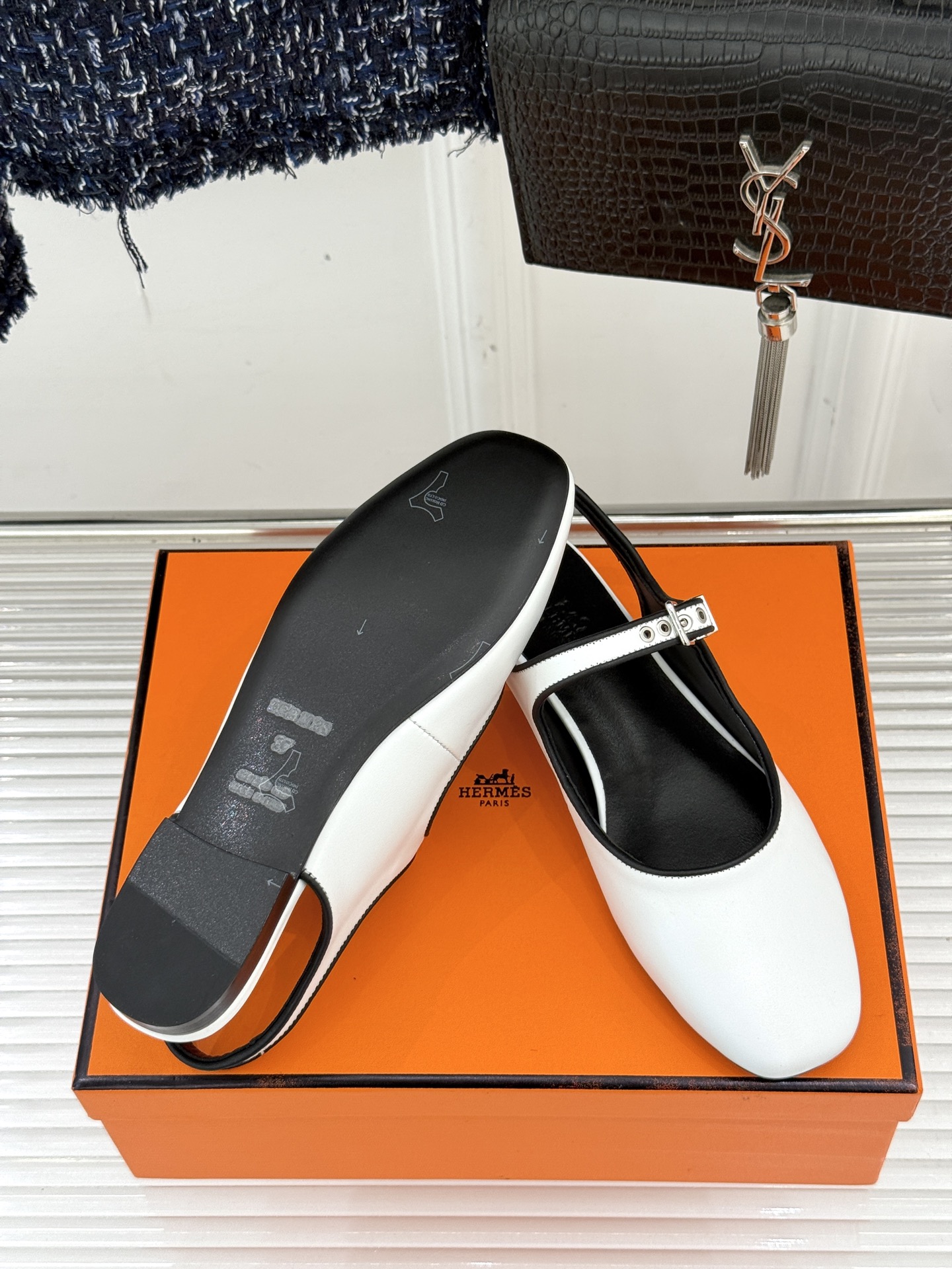 
Hermès/爱马仕25WF新品复古后空
平底凉鞋
今年夏天H家的凉鞋成功在时尚圈杀疯了
入手之后我只