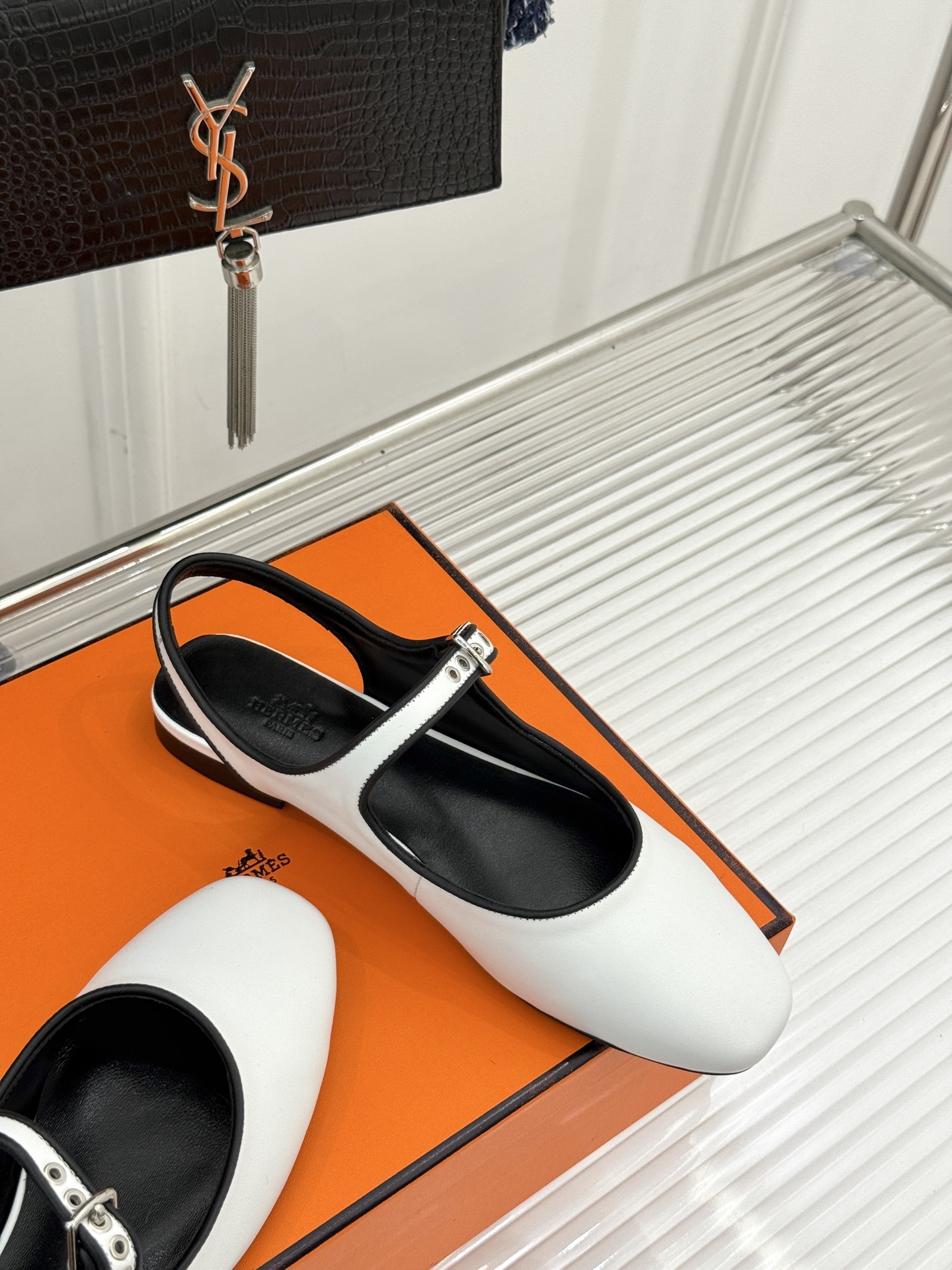 
Hermès/爱马仕25WF新品复古后空
平底凉鞋
今年夏天H家的凉鞋成功在时尚圈杀疯了
入手之后我只