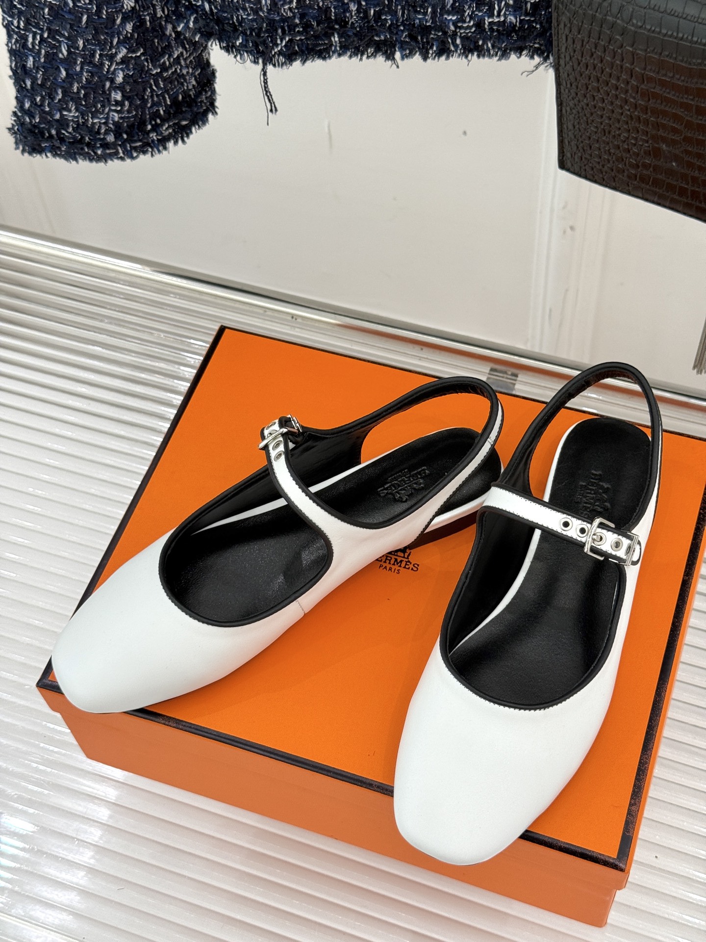 
Hermès/爱马仕25WF新品复古后空
平底凉鞋
今年夏天H家的凉鞋成功在时尚圈杀疯了
入手之后我只