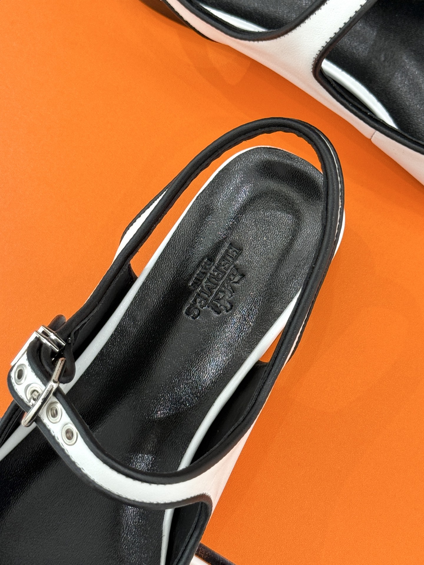
Hermès/爱马仕25WF新品复古后空
平底凉鞋
今年夏天H家的凉鞋成功在时尚圈杀疯了
入手之后我只