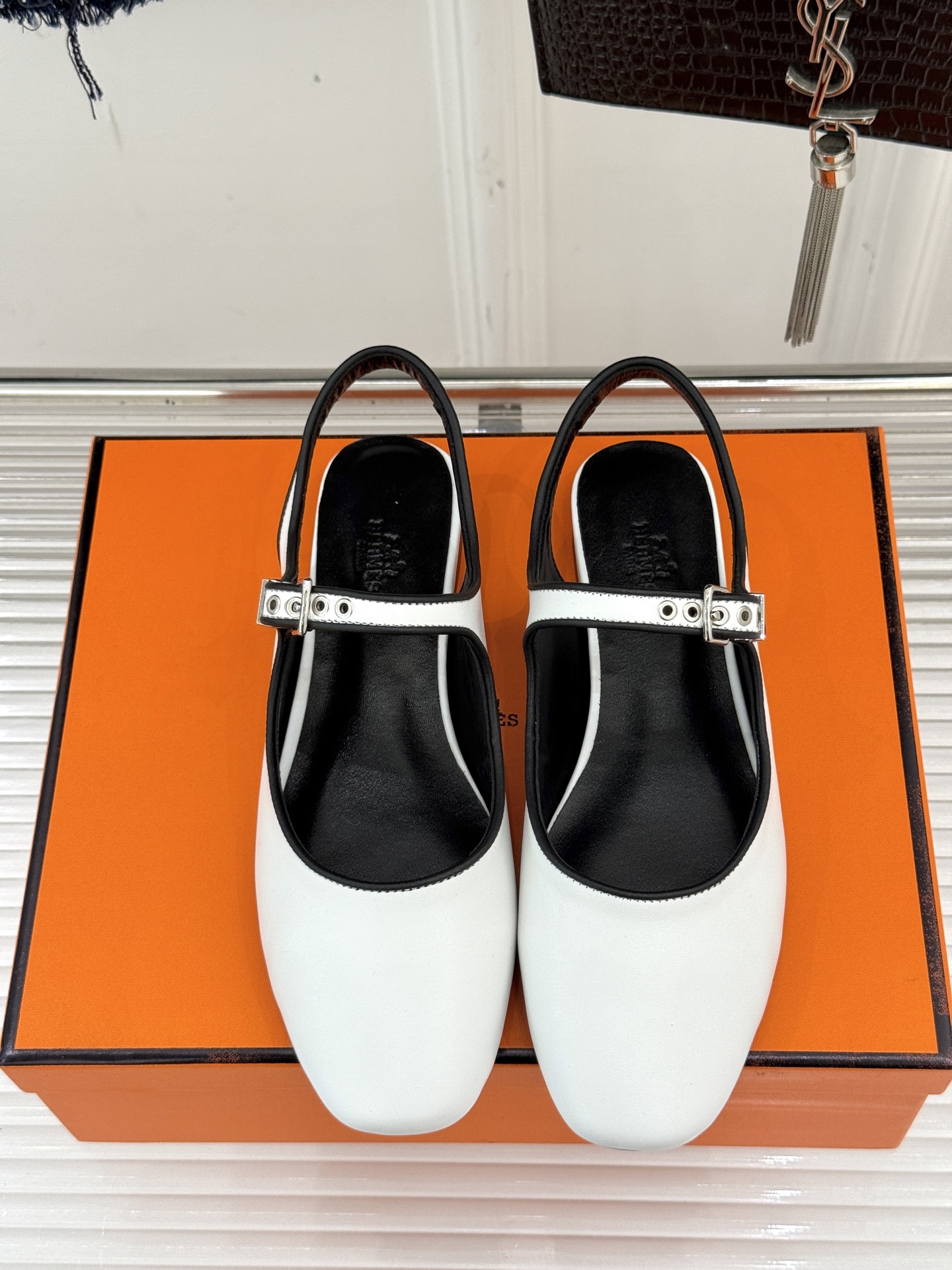 
Hermès/爱马仕25WF新品复古后空
平底凉鞋
今年夏天H家的凉鞋成功在时尚圈杀疯了
入手之后我只