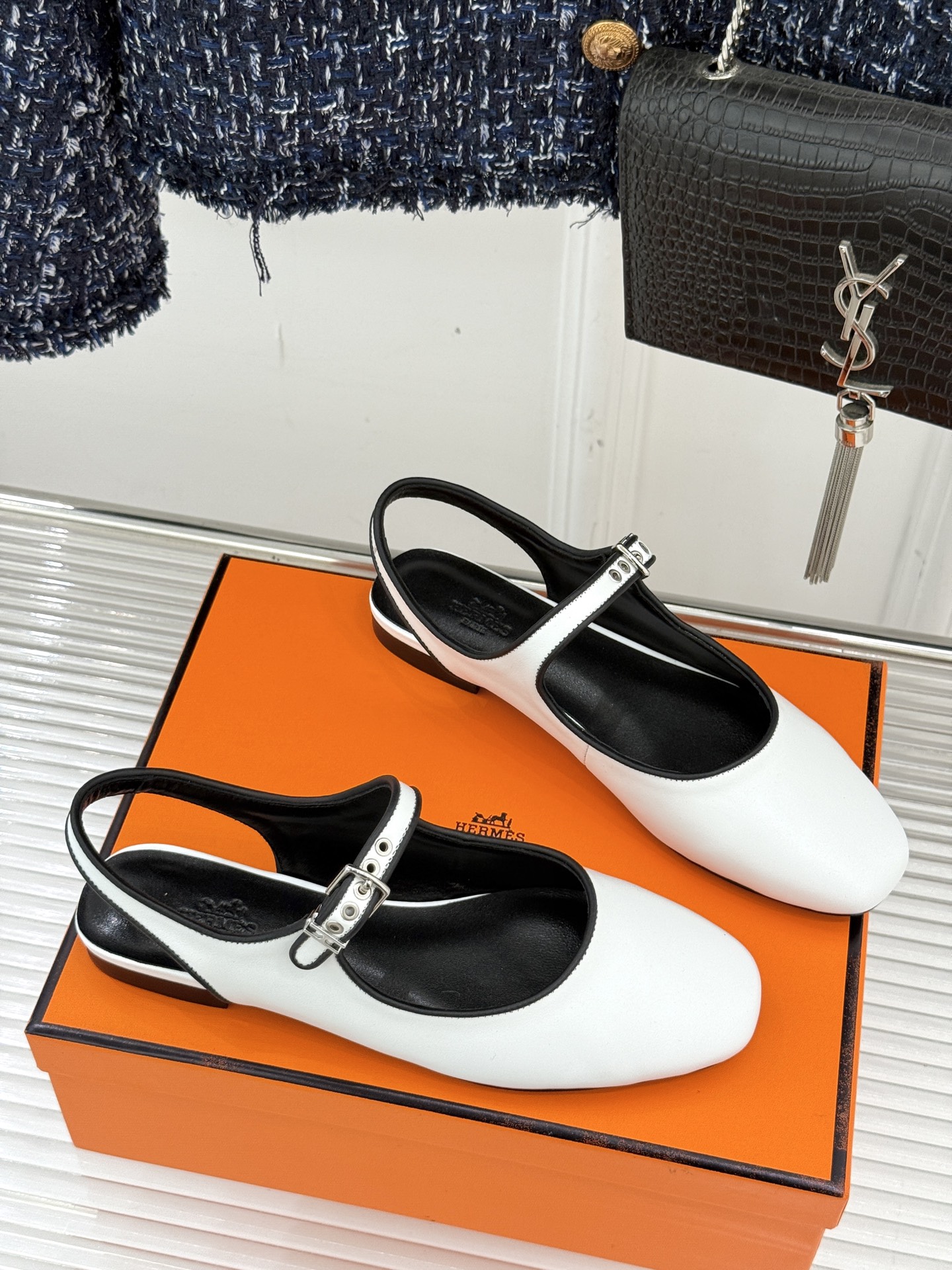 
Hermès/爱马仕25WF新品复古后空
平底凉鞋
今年夏天H家的凉鞋成功在时尚圈杀疯了
入手之后我只