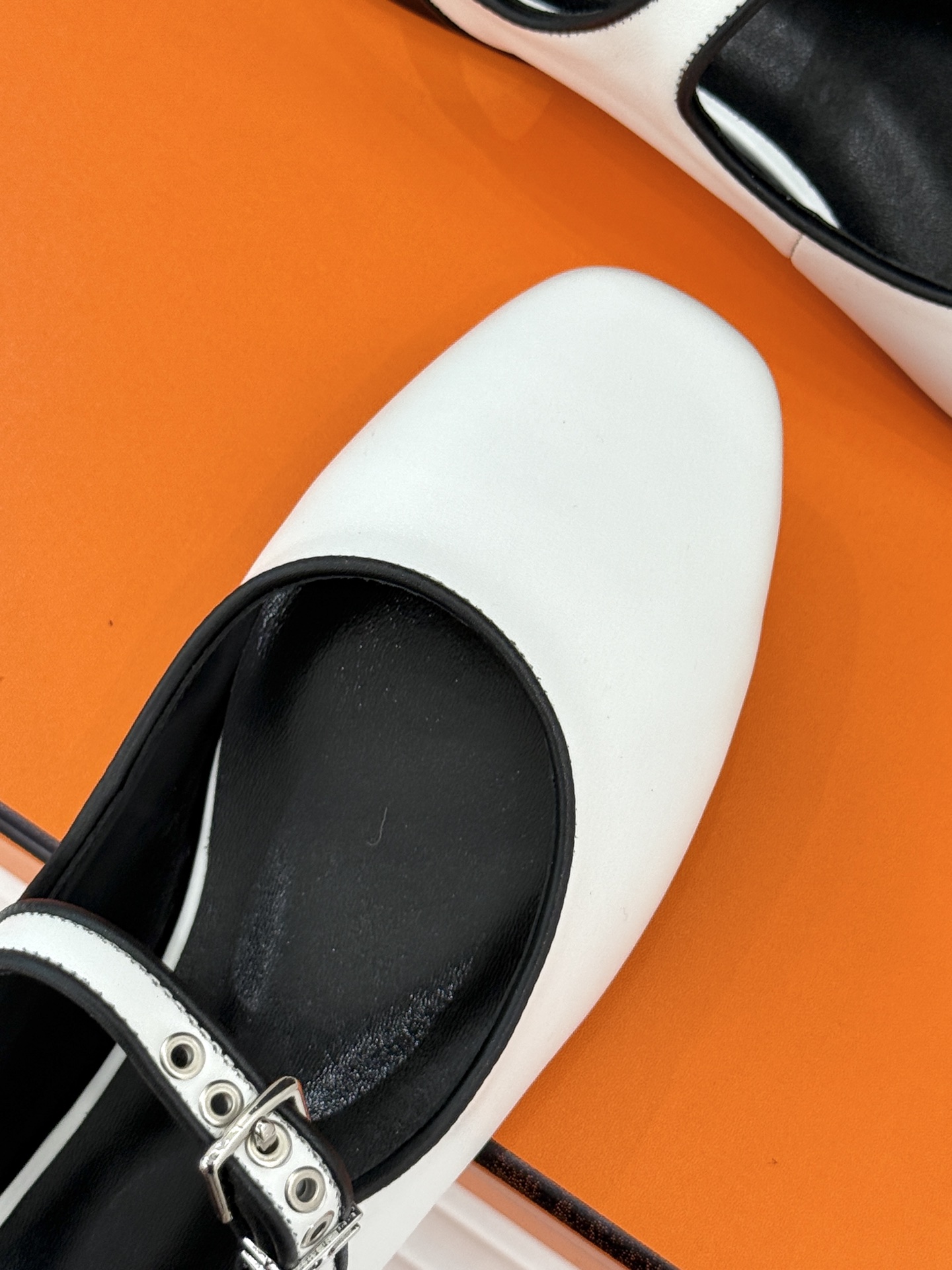 
Hermès/爱马仕25WF新品复古后空
平底凉鞋
今年夏天H家的凉鞋成功在时尚圈杀疯了
入手之后我只