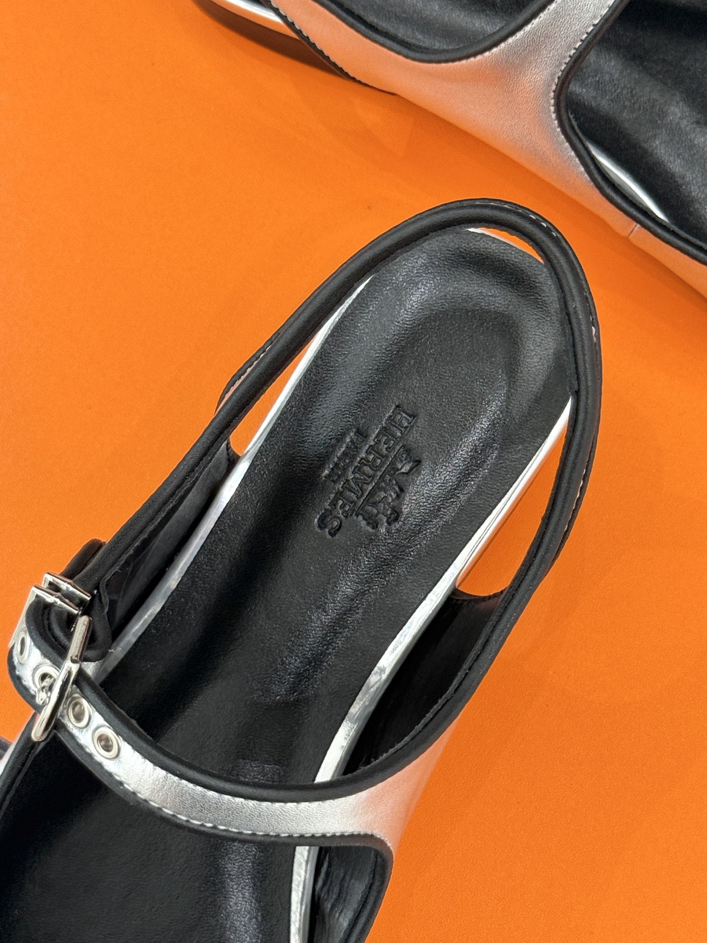 
Hermès/爱马仕25WF新品复古后空
平底凉鞋
今年夏天H家的凉鞋成功在时尚圈杀疯了
入手之后我只