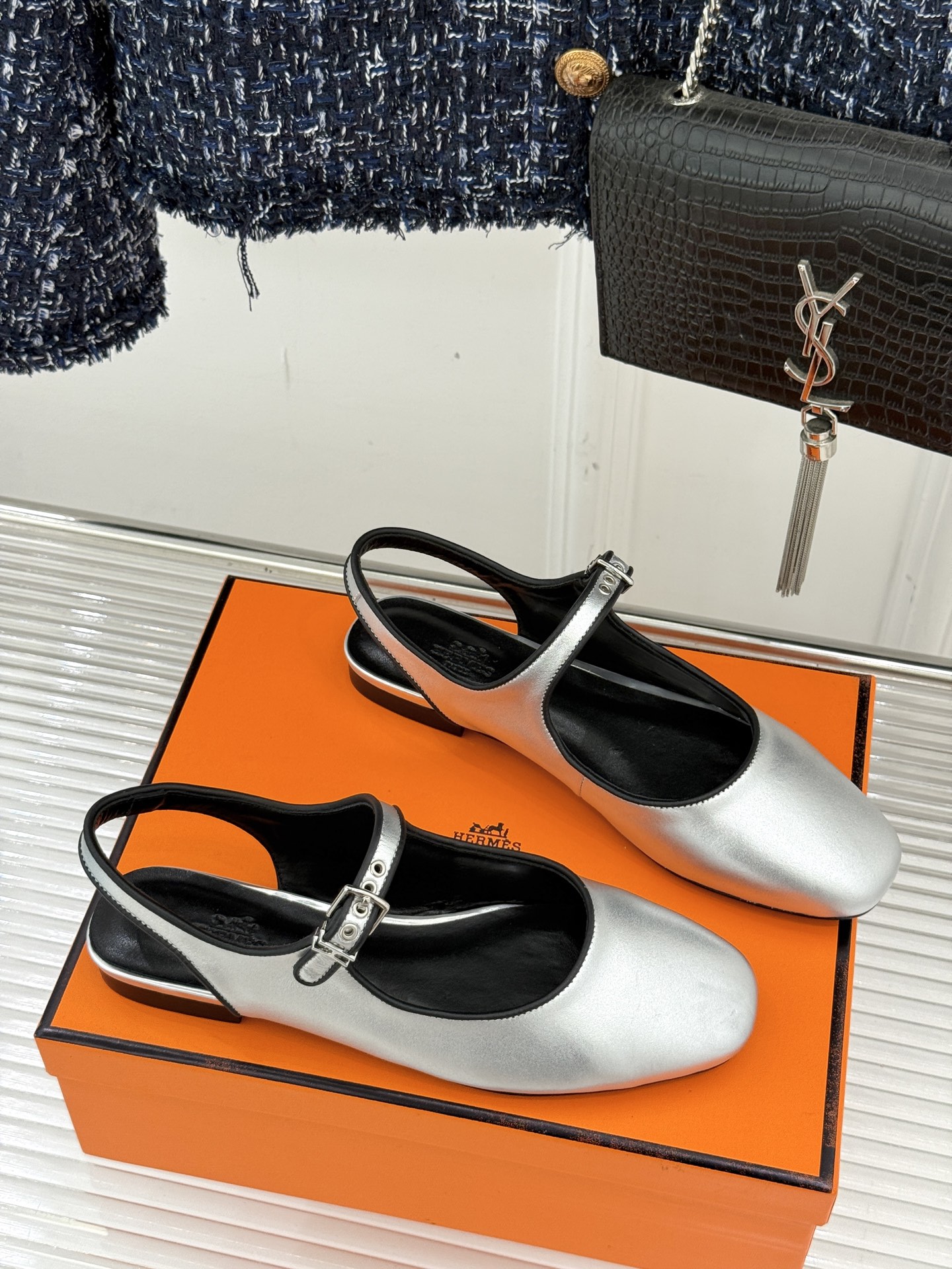 
Hermès/爱马仕25WF新品复古后空
平底凉鞋
今年夏天H家的凉鞋成功在时尚圈杀疯了
入手之后我只