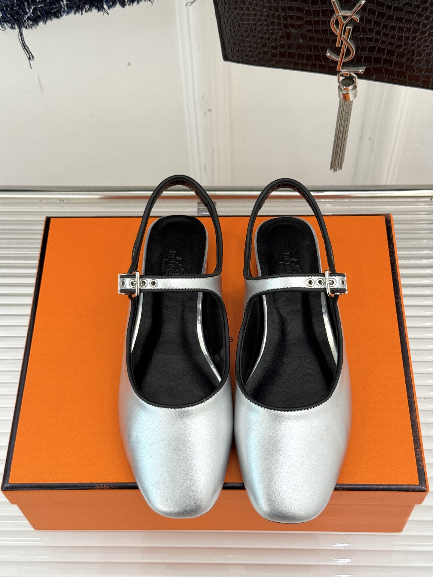 
Hermès/爱马仕25WF新品复古后空
平底凉鞋
今年夏天H家的凉鞋成功在时尚圈杀疯了
入手之后我只