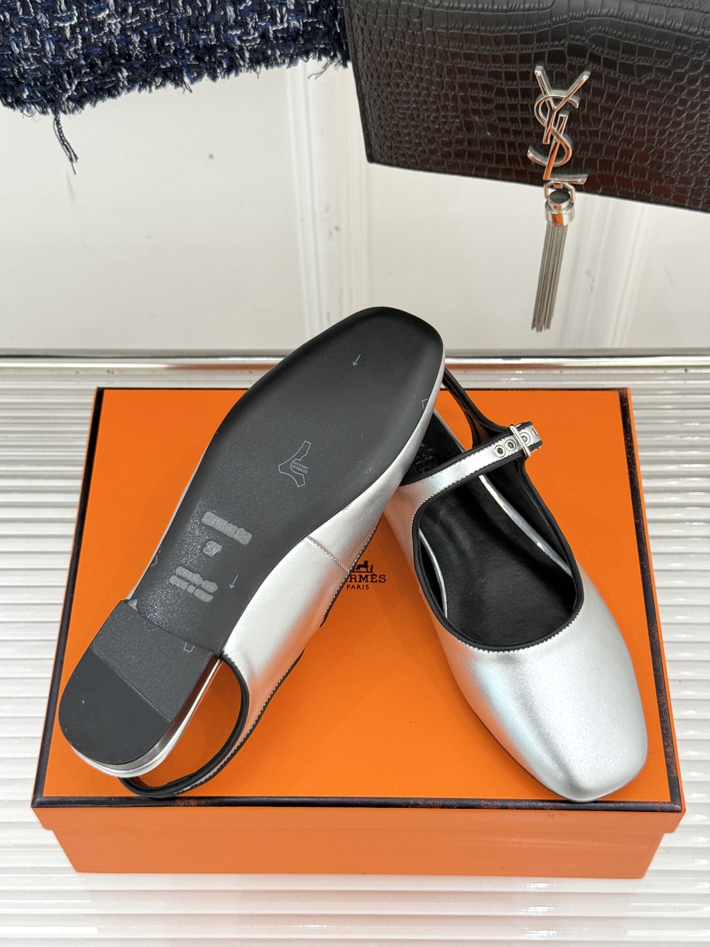 
Hermès/爱马仕25WF新品复古后空
平底凉鞋
今年夏天H家的凉鞋成功在时尚圈杀疯了
入手之后我只