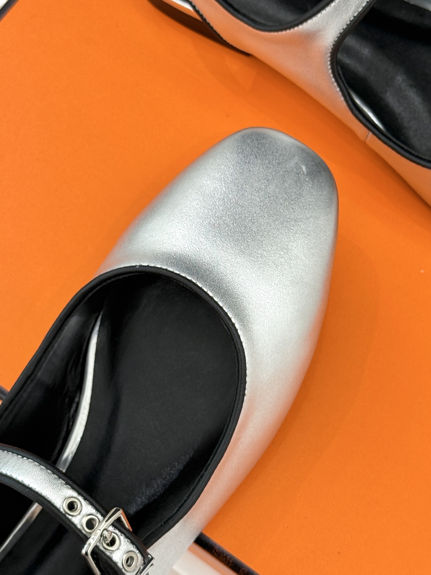 
Hermès/爱马仕25WF新品复古后空
平底凉鞋
今年夏天H家的凉鞋成功在时尚圈杀疯了
入手之后我只
