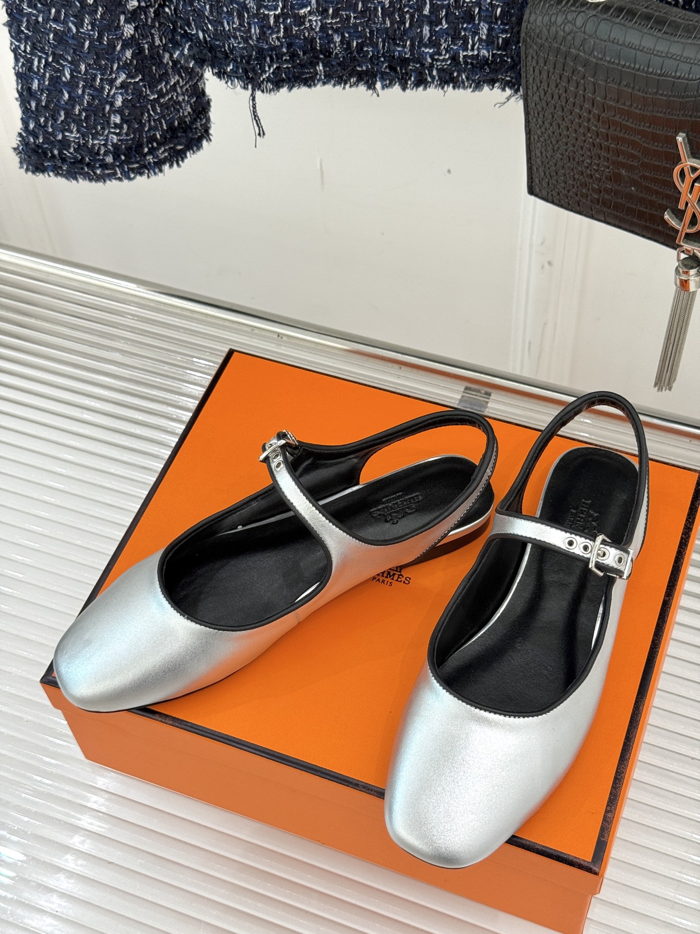
Hermès/爱马仕25WF新品复古后空
平底凉鞋
今年夏天H家的凉鞋成功在时尚圈杀疯了
入手之后我只