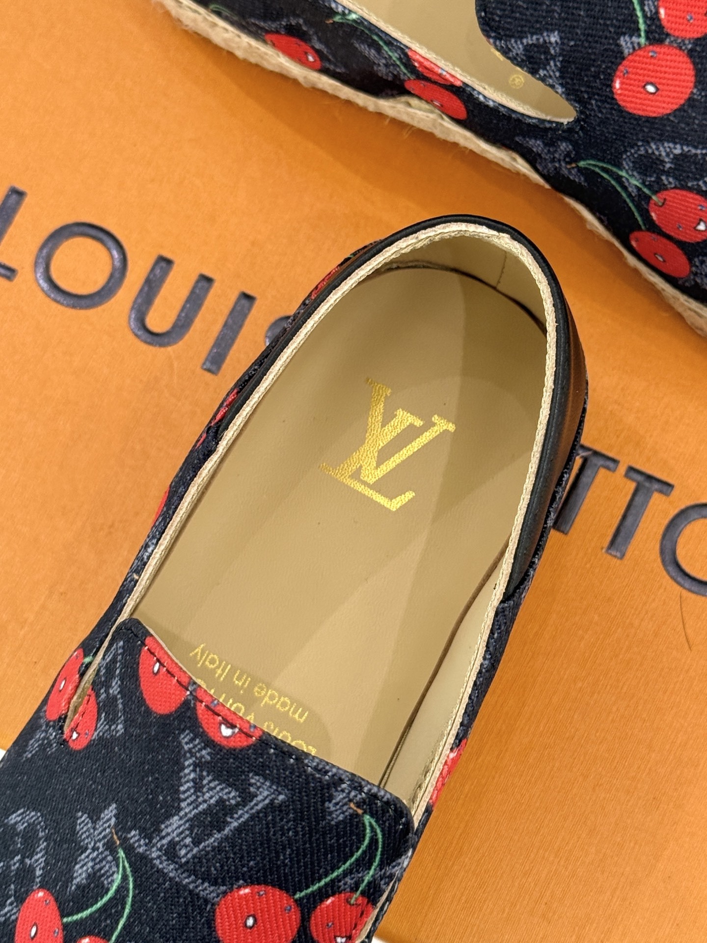 L*V驴牌25WF新品老花樱桃系列渔夫鞋这双鞋的设计灵感来自于村上隆标志性的樱桃元素明媚的色彩与Mono