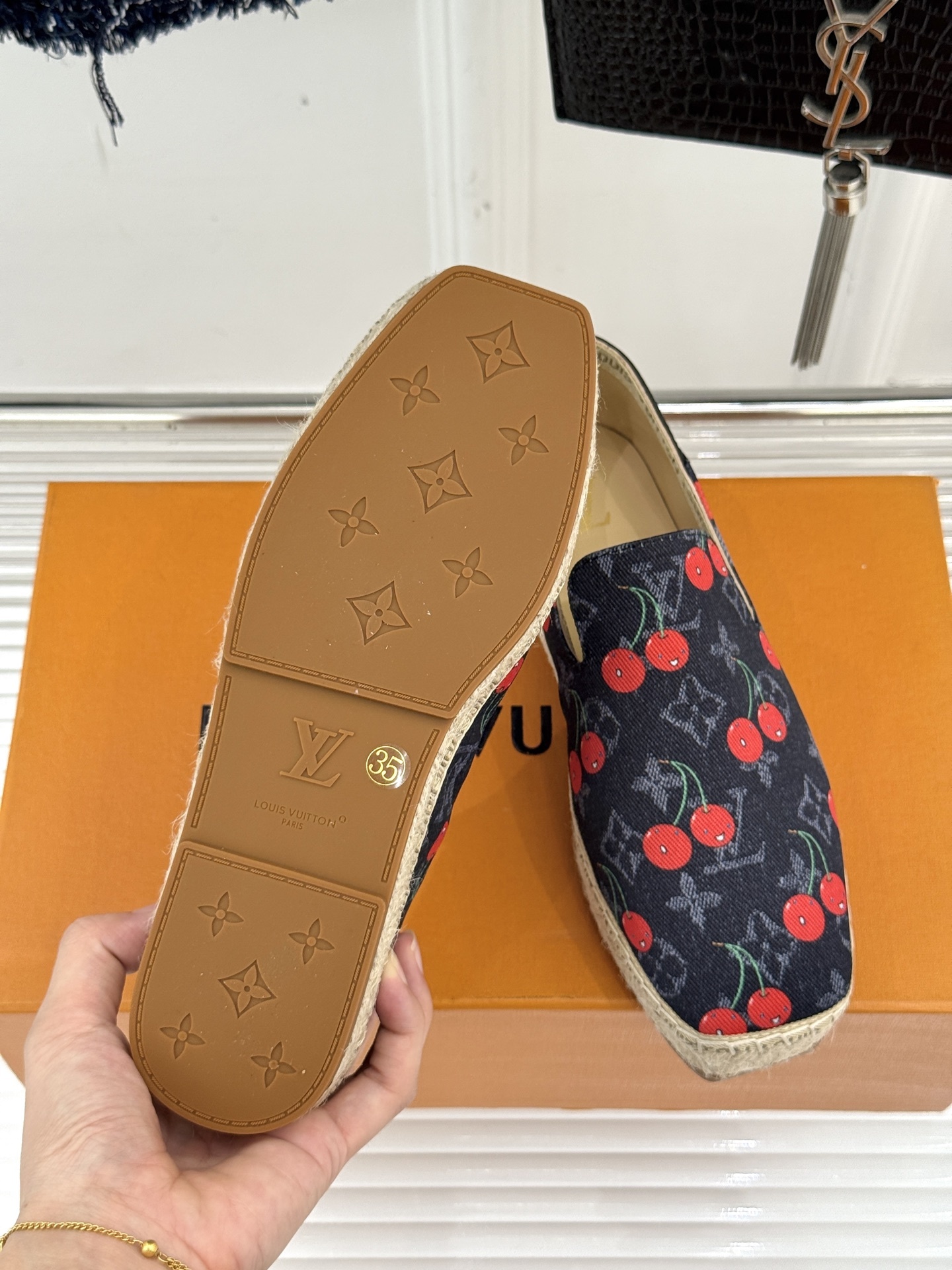 L*V驴牌25WF新品老花樱桃系列渔夫鞋这双鞋的设计灵感来自于村上隆标志性的樱桃元素明媚的色彩与Mono