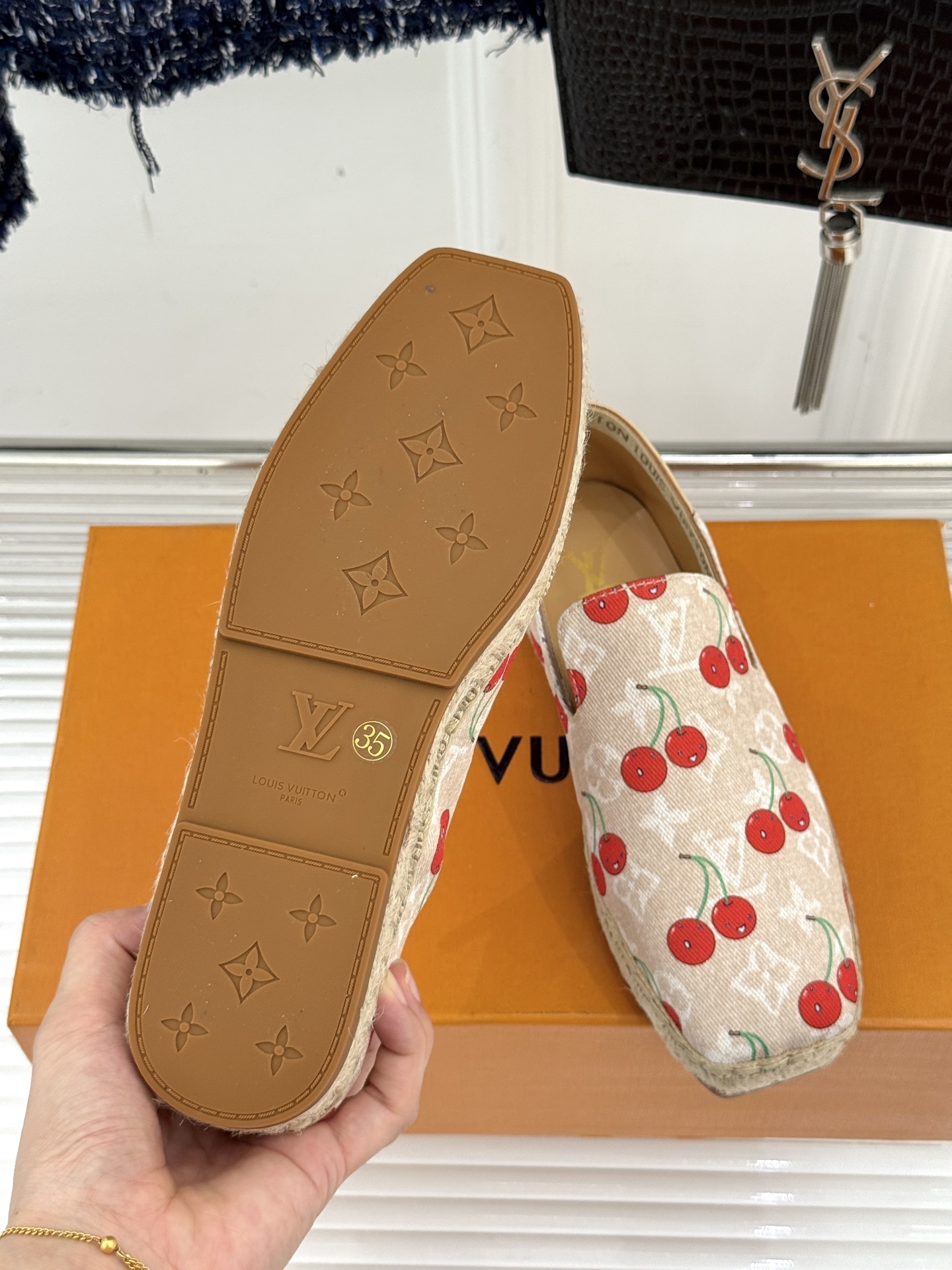 L*V驴牌25WF新品老花樱桃系列渔夫鞋这双鞋的设计灵感来自于村上隆标志性的樱桃元素明媚的色彩与Mono