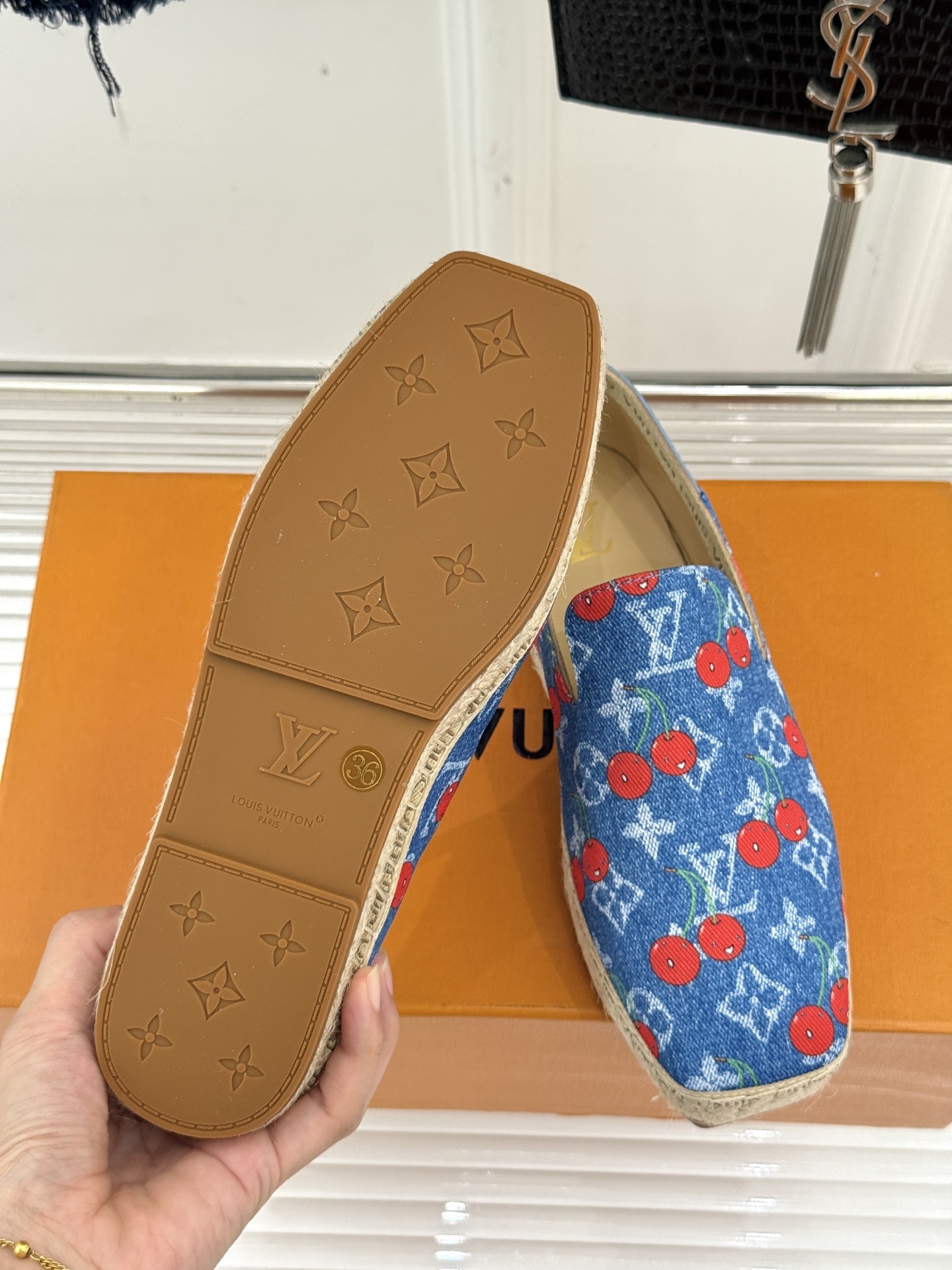 L*V驴牌25WF新品老花樱桃系列渔夫鞋这双鞋的设计灵感来自于村上隆标志性的樱桃元素明媚的色彩与Mono