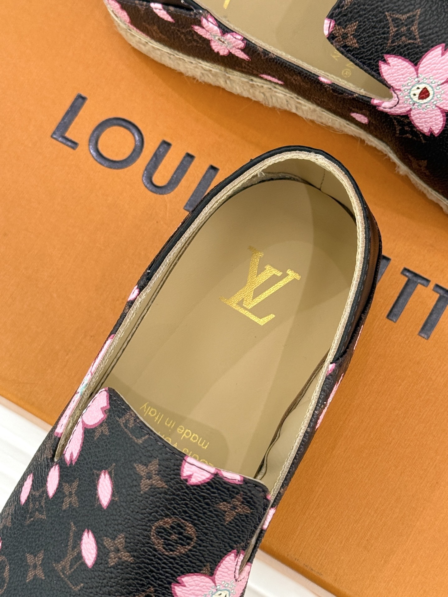 L*V驴牌25WF新品老花樱桃系列渔夫鞋这双鞋的设计灵感来自于村上隆标志性的樱桃元素明媚的色彩与Mono