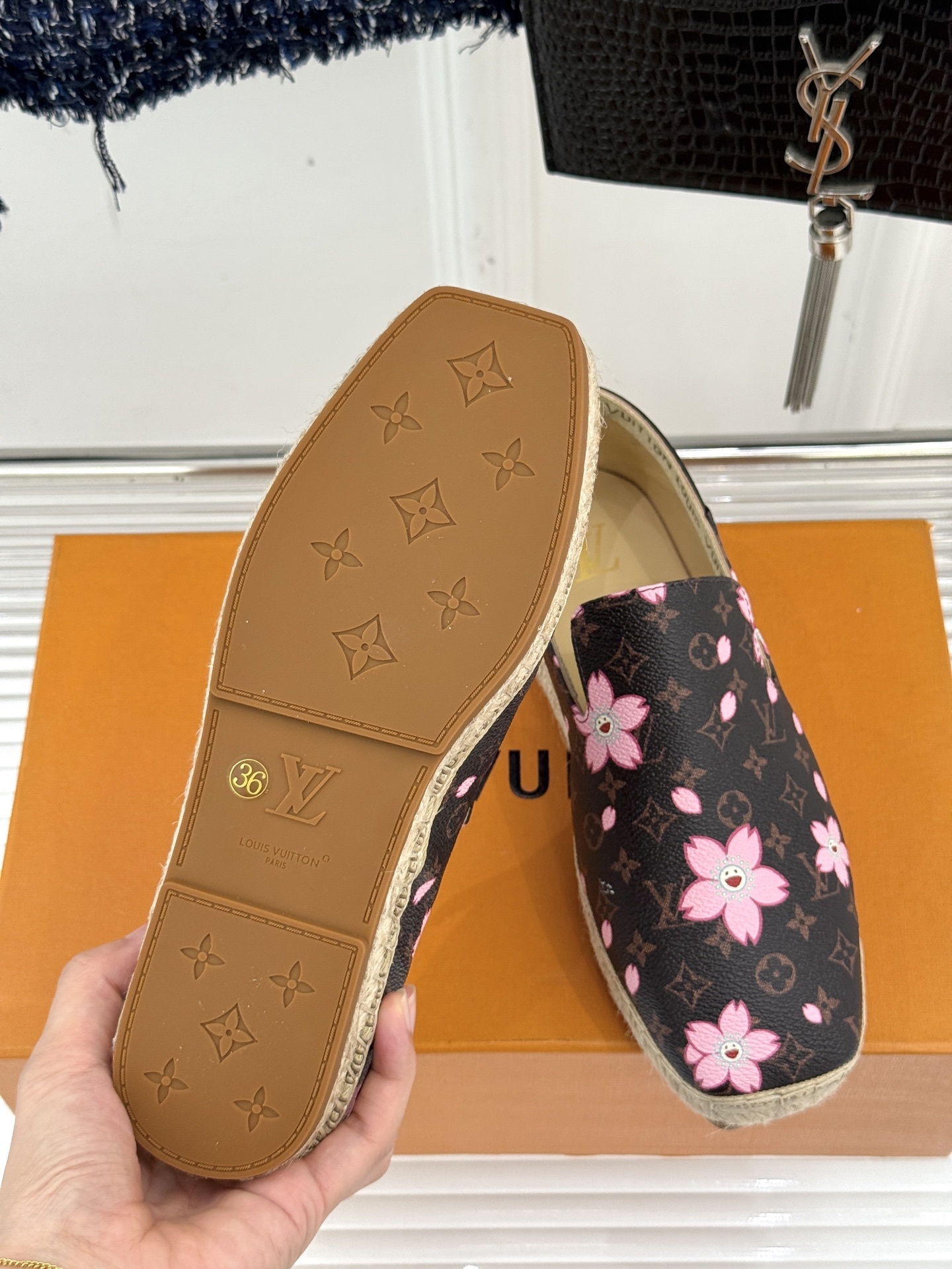 L*V驴牌25WF新品老花樱桃系列渔夫鞋这双鞋的设计灵感来自于村上隆标志性的樱桃元素明媚的色彩与Mono