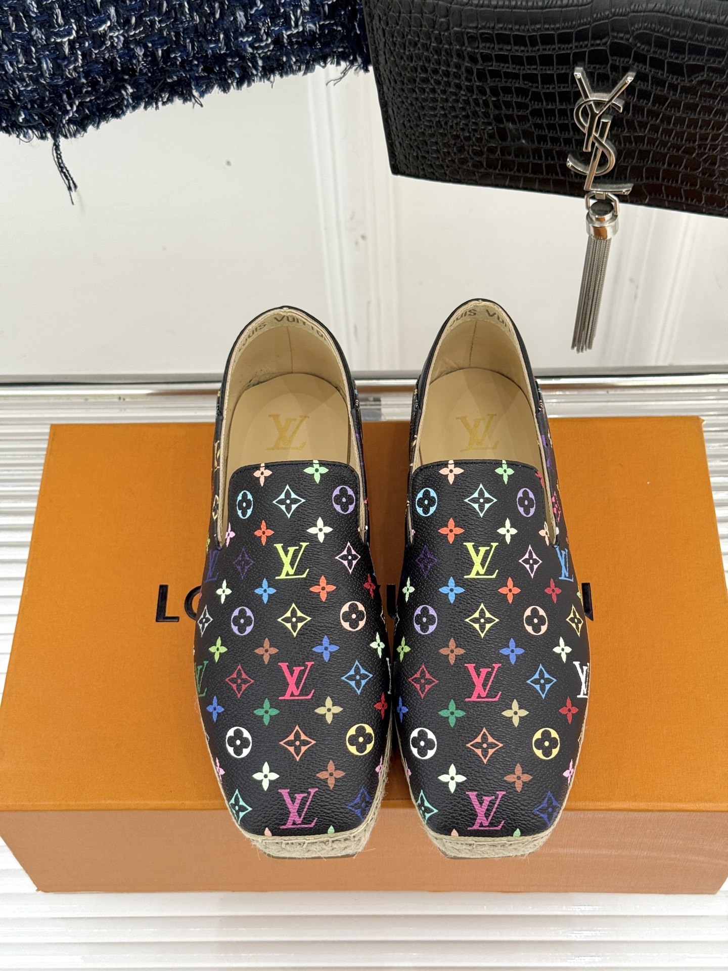 L*V驴牌25WF新品老花樱桃系列渔夫鞋这双鞋的设计灵感来自于村上隆标志性的樱桃元素明媚的色彩与Mono
