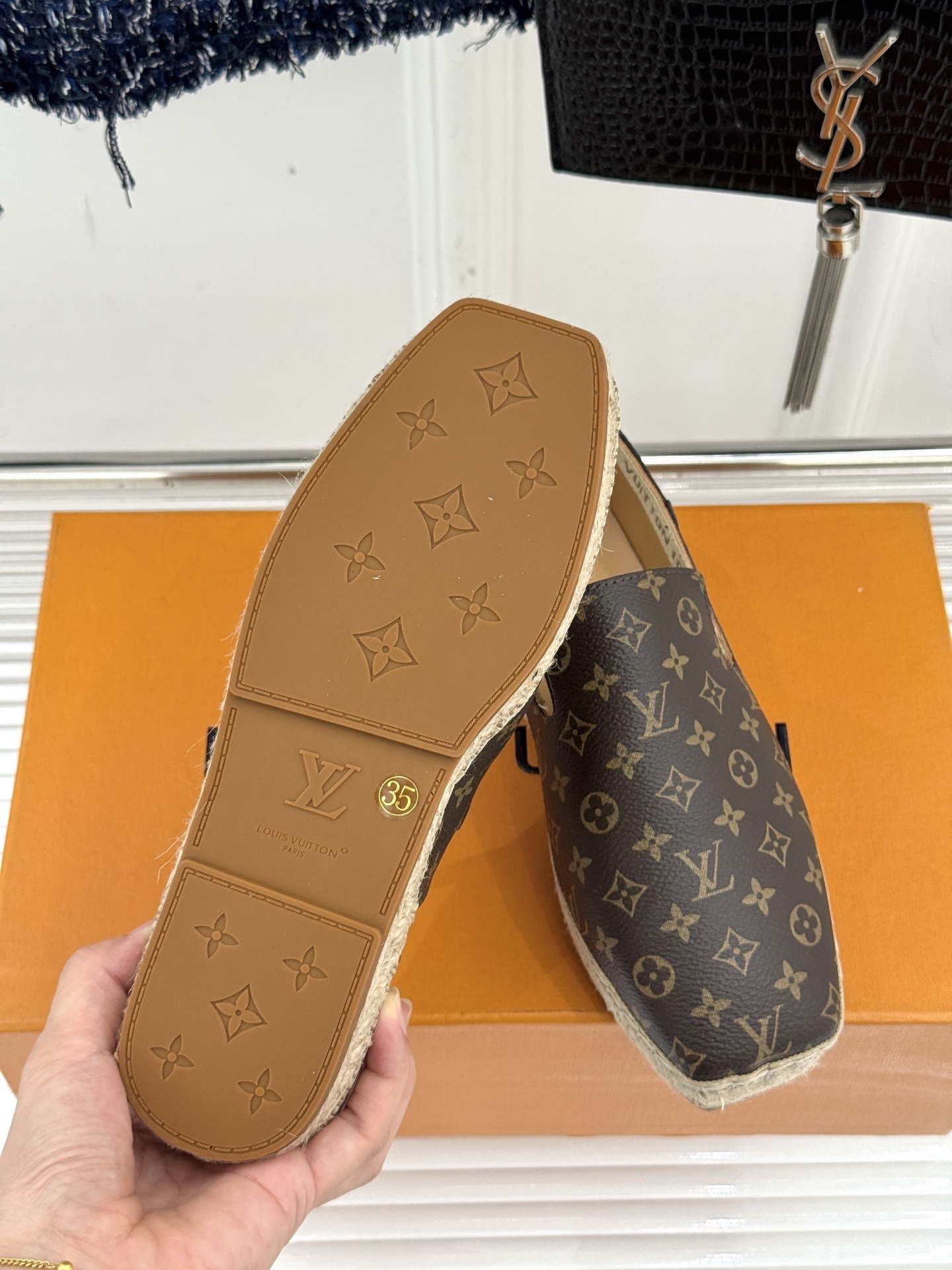 L*V驴牌25WF新品老花樱桃系列渔夫鞋这双鞋的设计灵感来自于村上隆标志性的樱桃元素明媚的色彩与Mono