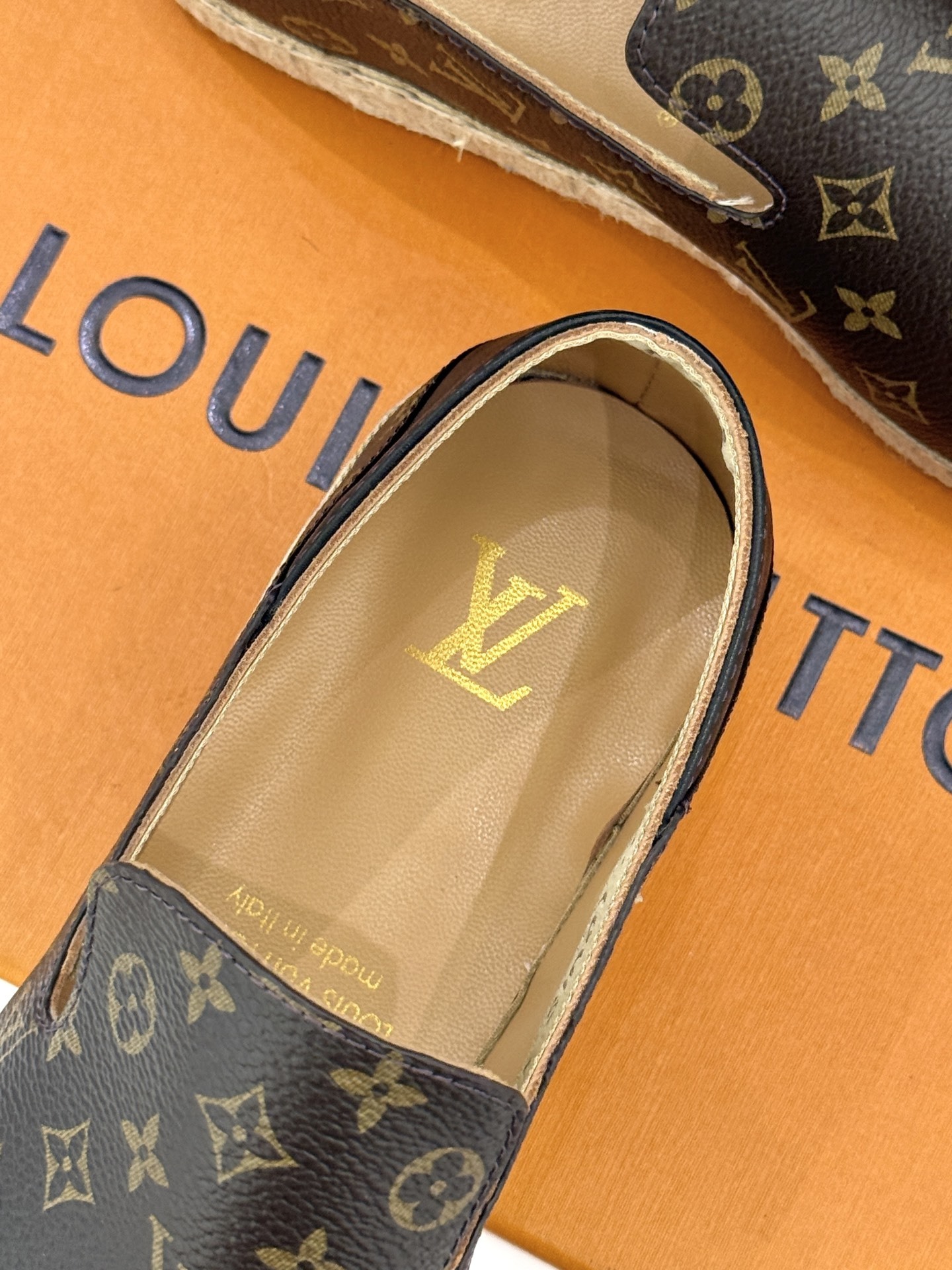 L*V驴牌25WF新品老花樱桃系列渔夫鞋这双鞋的设计灵感来自于村上隆标志性的樱桃元素明媚的色彩与Mono