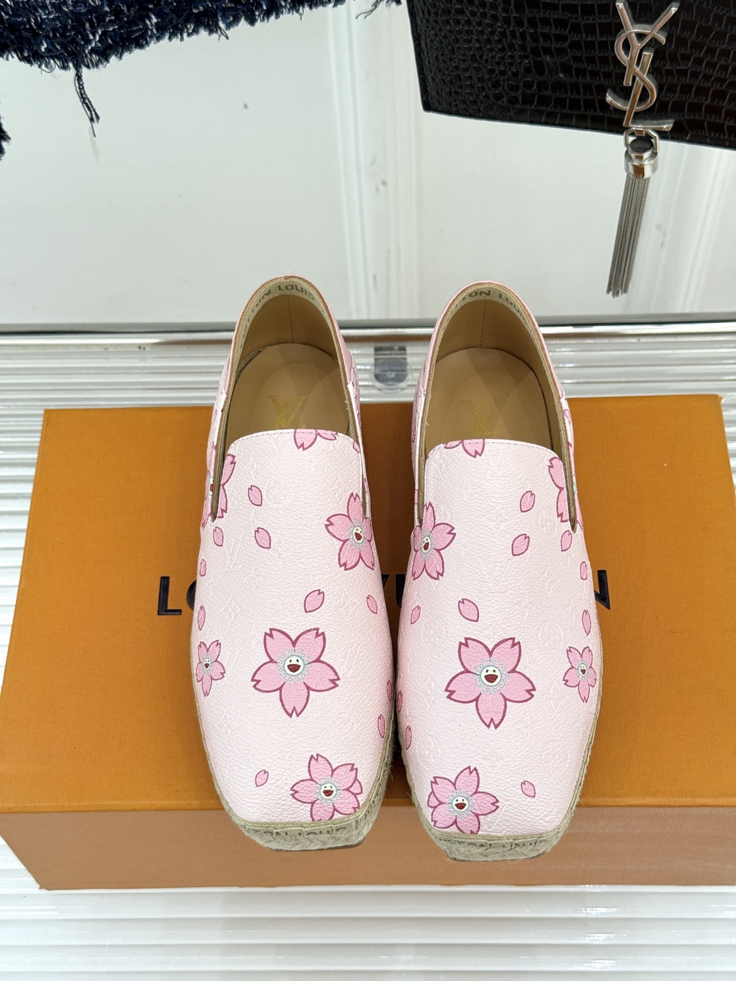 L*V驴牌25WF新品老花樱桃系列渔夫鞋这双鞋的设计灵感来自于村上隆标志性的樱桃元素明媚的色彩与Mono